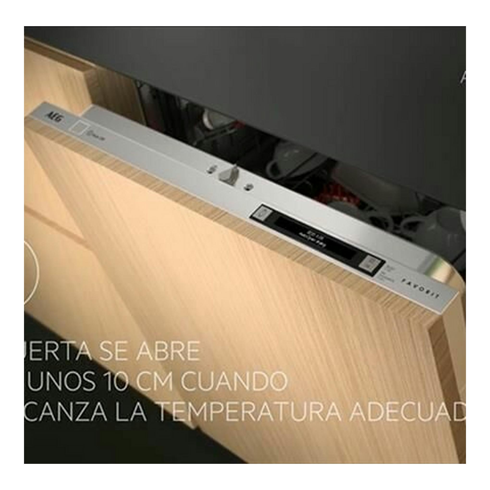 Lavavajillas integrable AEG FSE63307P de 60 cm, vista en ángulo con puerta de madera parcialmente abierta.