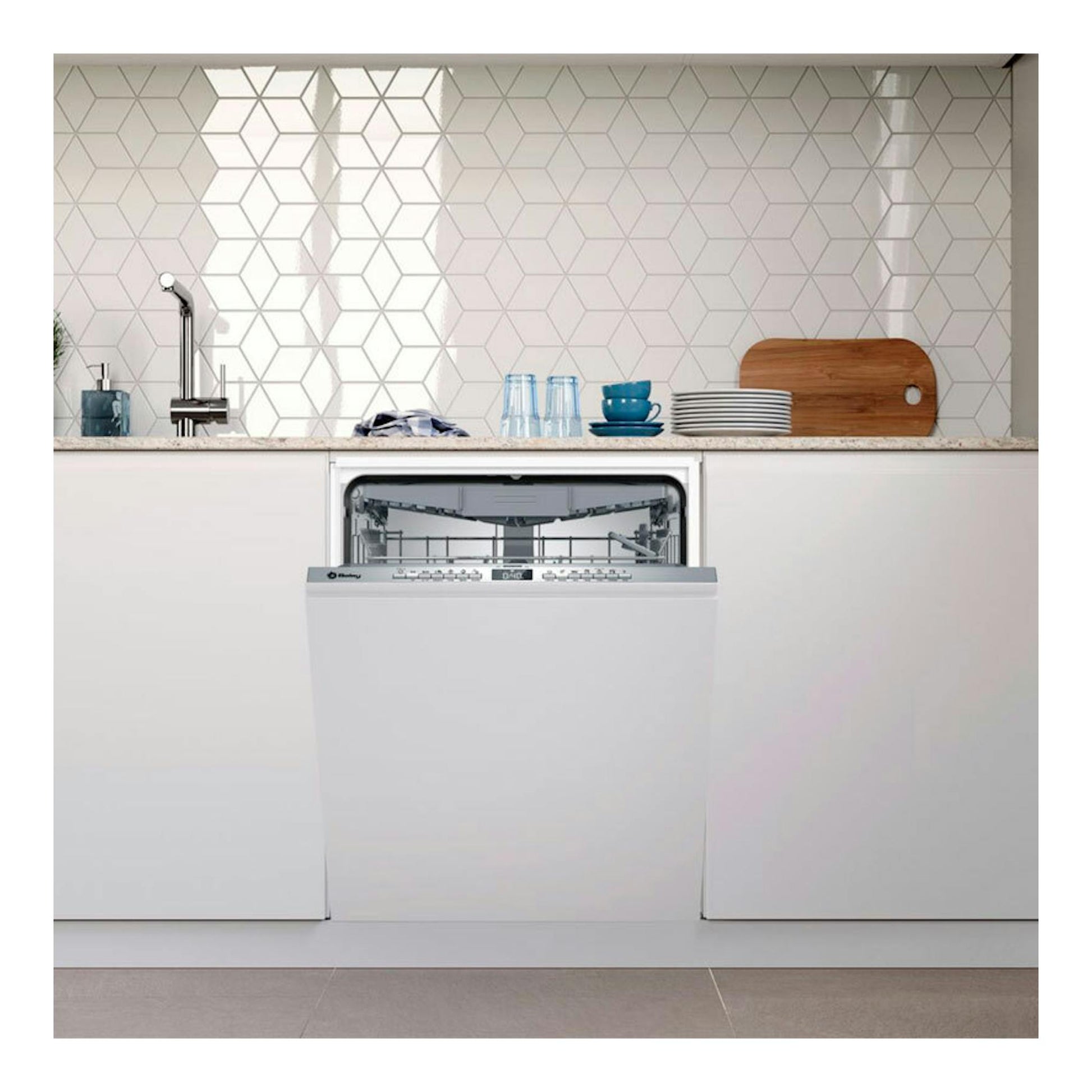 Lavavajillas integrable Balay 3VF6331SA de 60 cm, encastrado bajo encimera, con la puerta abierta.