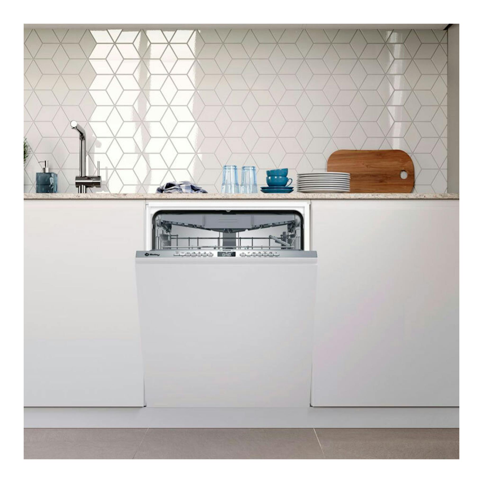 Lavavajillas integrable Balay 3VF6331SA de 60 cm, encastrado bajo encimera, con la puerta abierta.