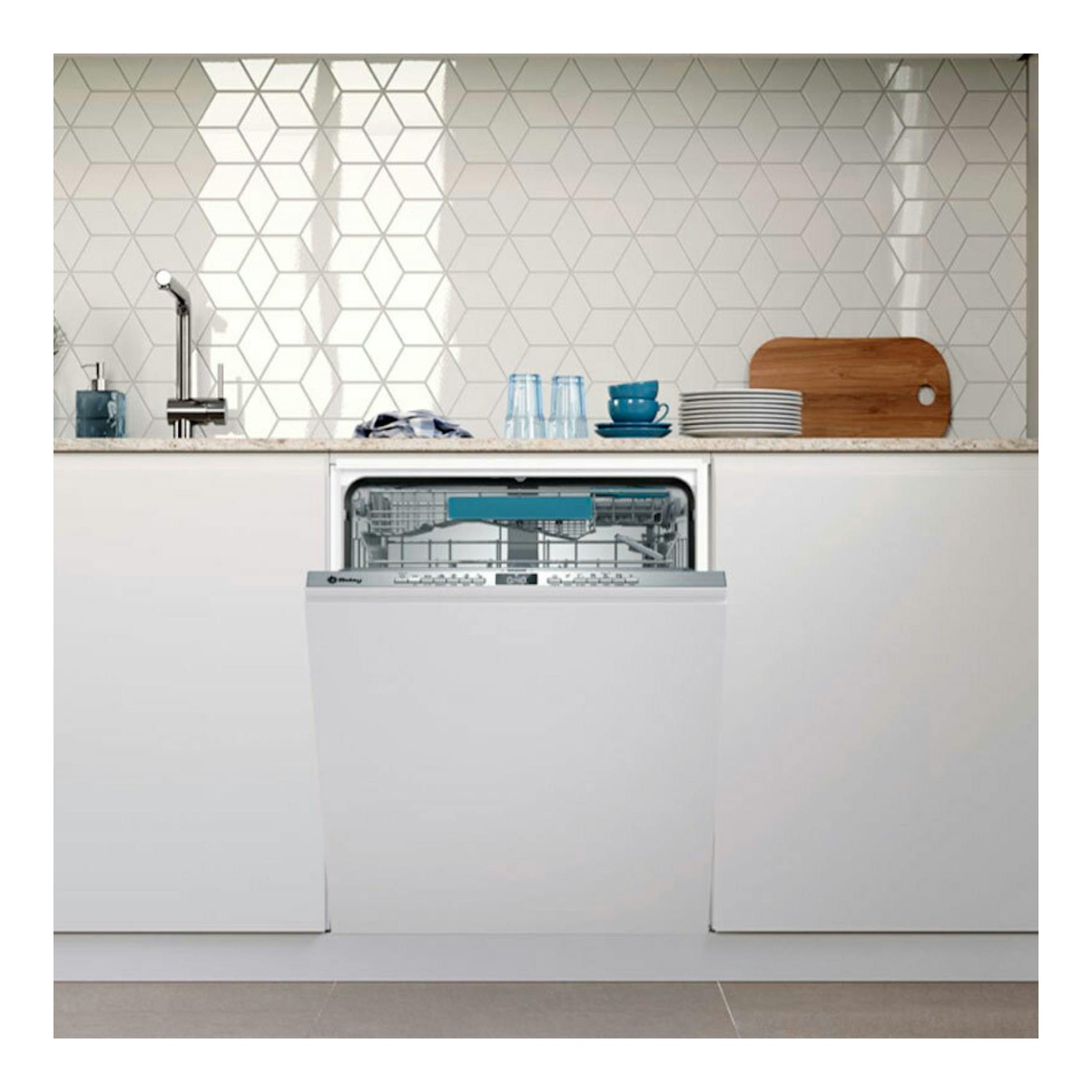Lavavajillas integrable Balay 3VF6662SA blanco, puerta abierta bajo encimera en una cocina moderna.