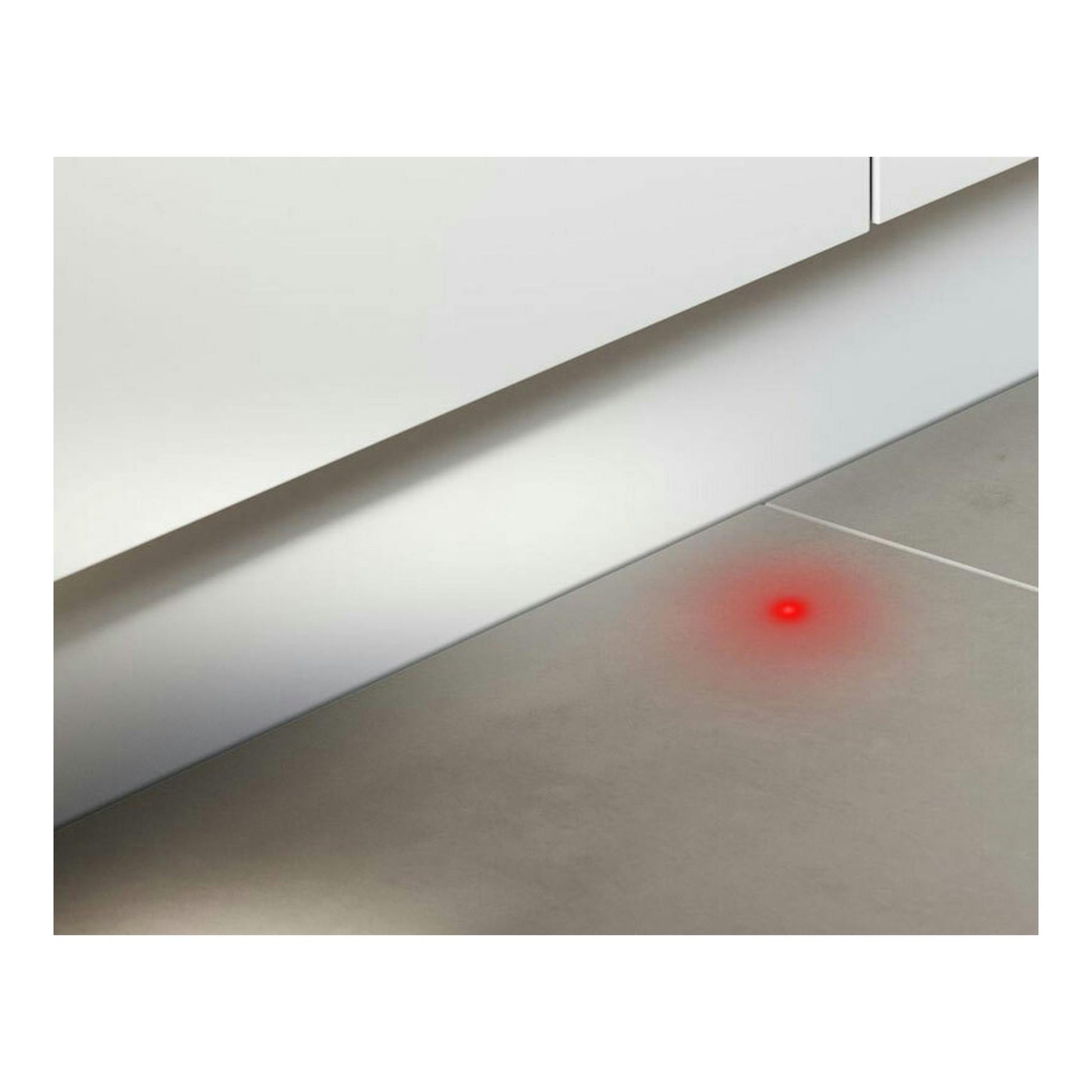 Lavavajillas integrable Balay 3VT5331DA de 45 cm, vista frontal parcial en blanco, con punto rojo en el suelo.