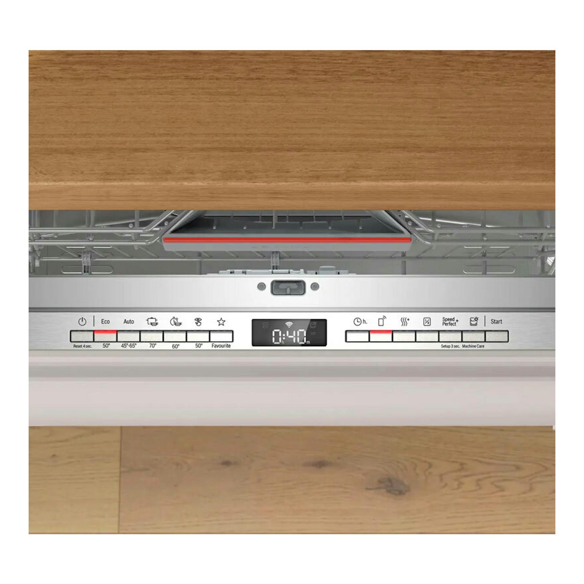Lavavajillas integrable Bosch SBH4ECX28E con puerta abierta, panel blanco y display central.