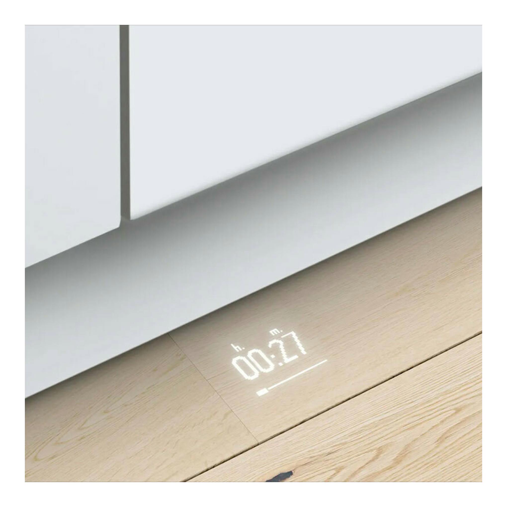 Lavavajillas integrable Bosch SBV6ZCX10E, frontal blanco con proyección de tiempo en el suelo.