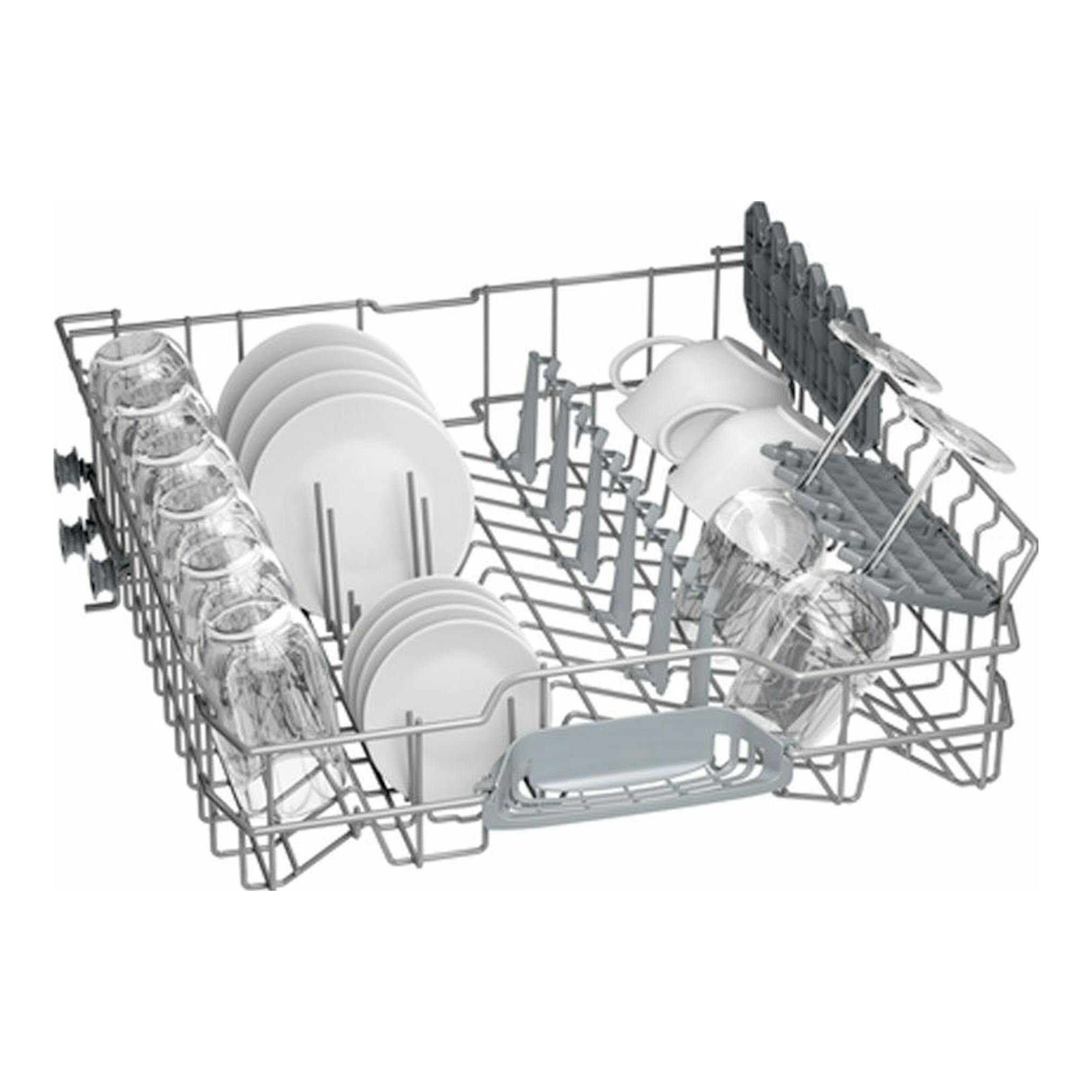 Cesta inferior de lavavajillas Bosch SMV2ITX18E con platos, vasos y copas, vista en perspectiva.