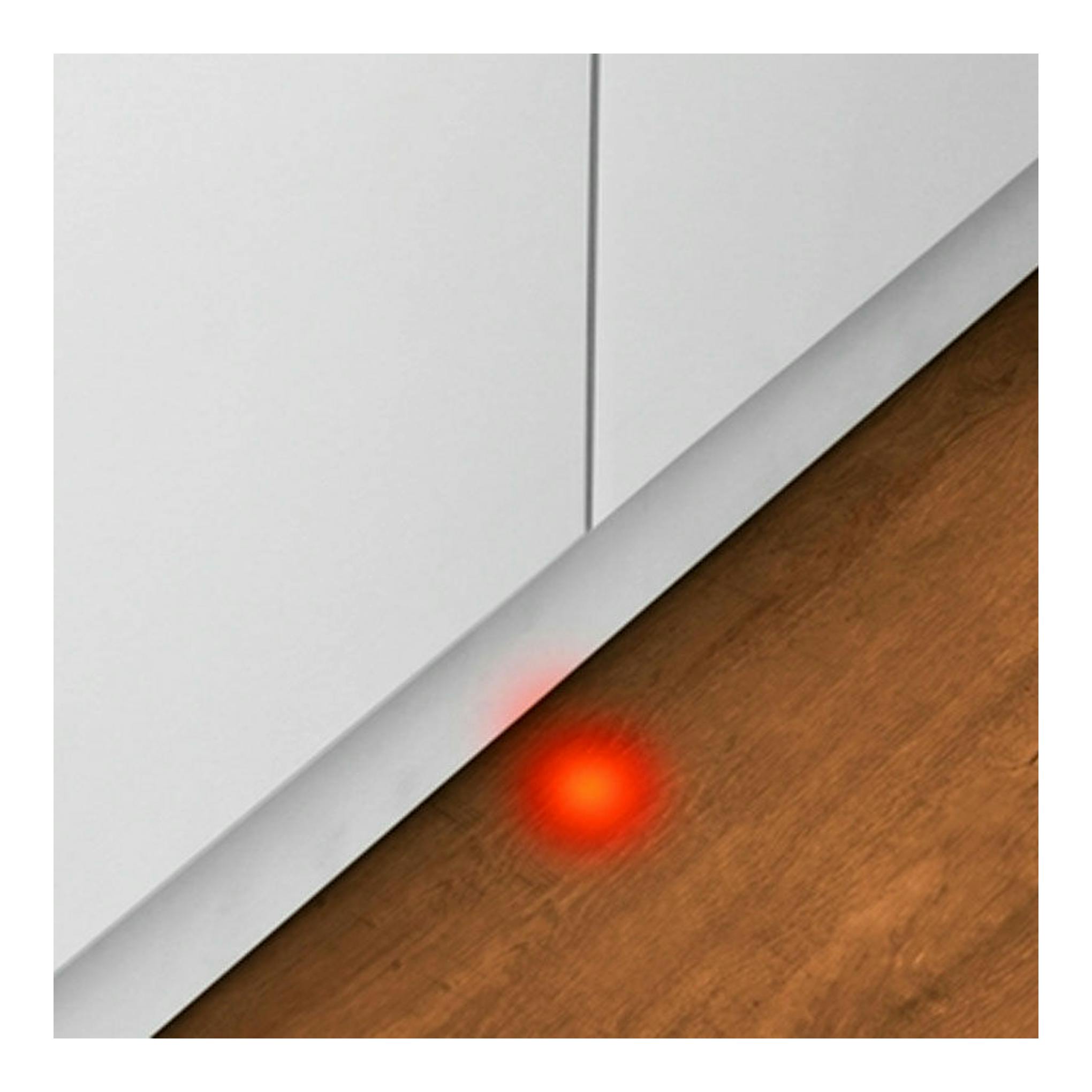 Lavavajillas integrable Bosch SMV2ITX18E, vista parcial frontal blanca con luz roja en el suelo.