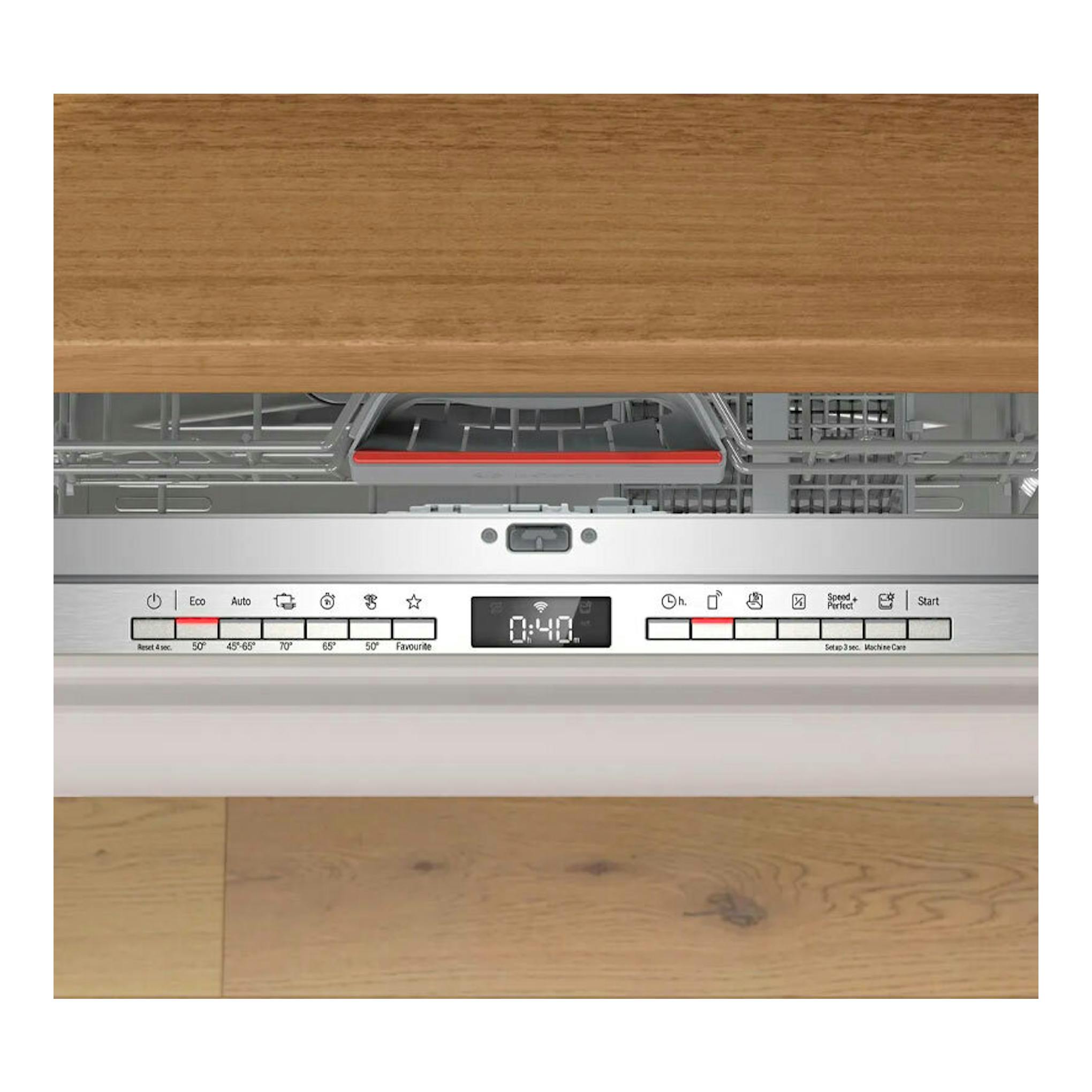 Bosch SMV4ENX06E, lavavajillas integrable en vista frontal con puerta abierta y panel de control con display.