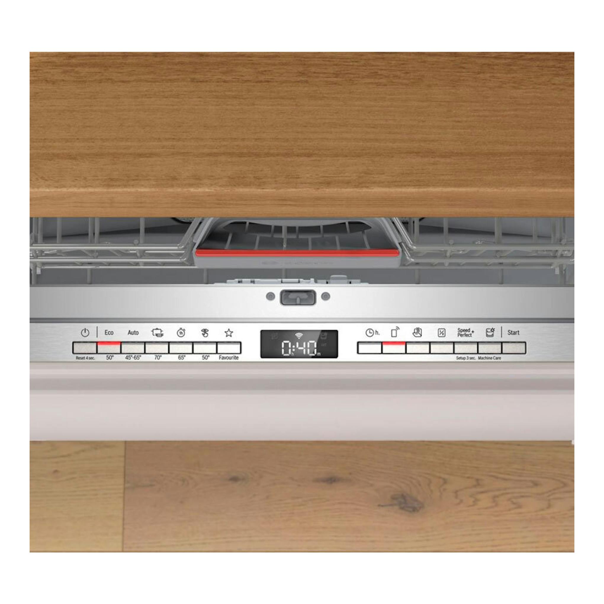 Lavavajillas integrable Bosch SMV4EVX04E, vista frontal con panel plateado y puerta abierta entre muebles de madera.