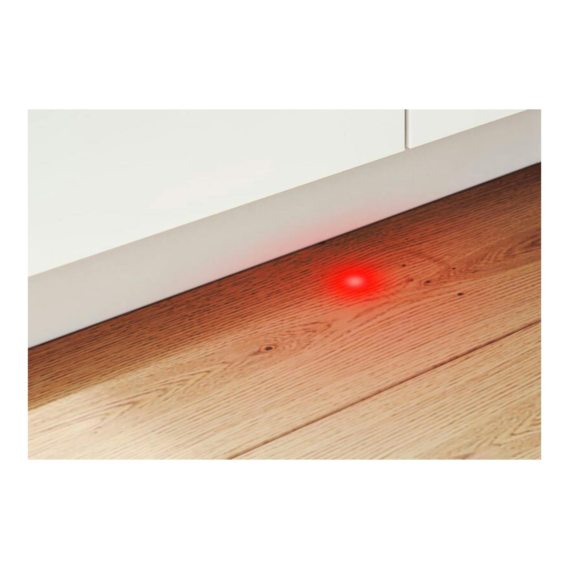 Lavavajillas integrable Bosch SPH4EKX17E, panel blanco visto de frente parcial y luz roja en el suelo.