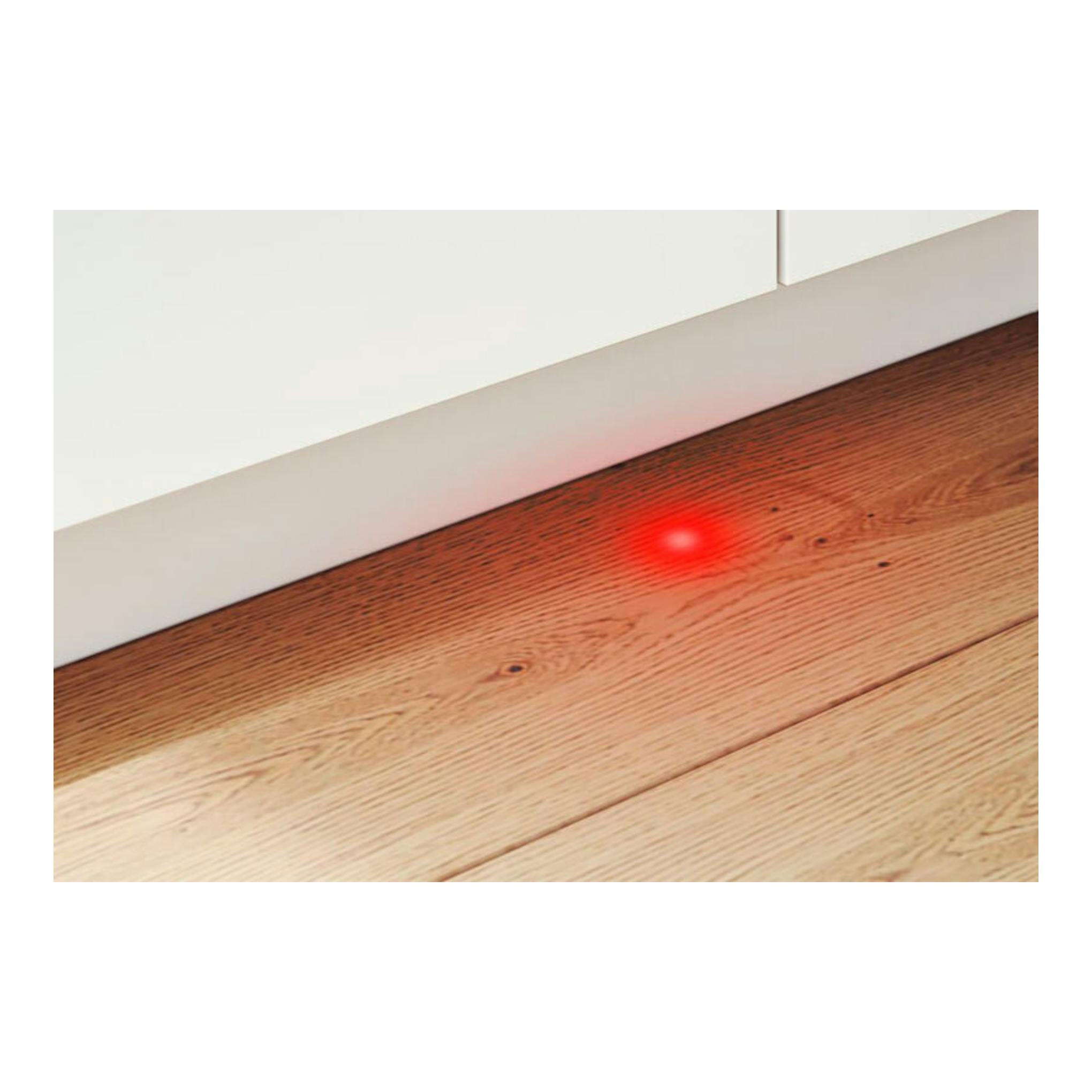 Lavavajillas integrable Bosch SPV4EMX17E, vista frontal inferior, panel blanco y luz roja sobre suelo de madera.