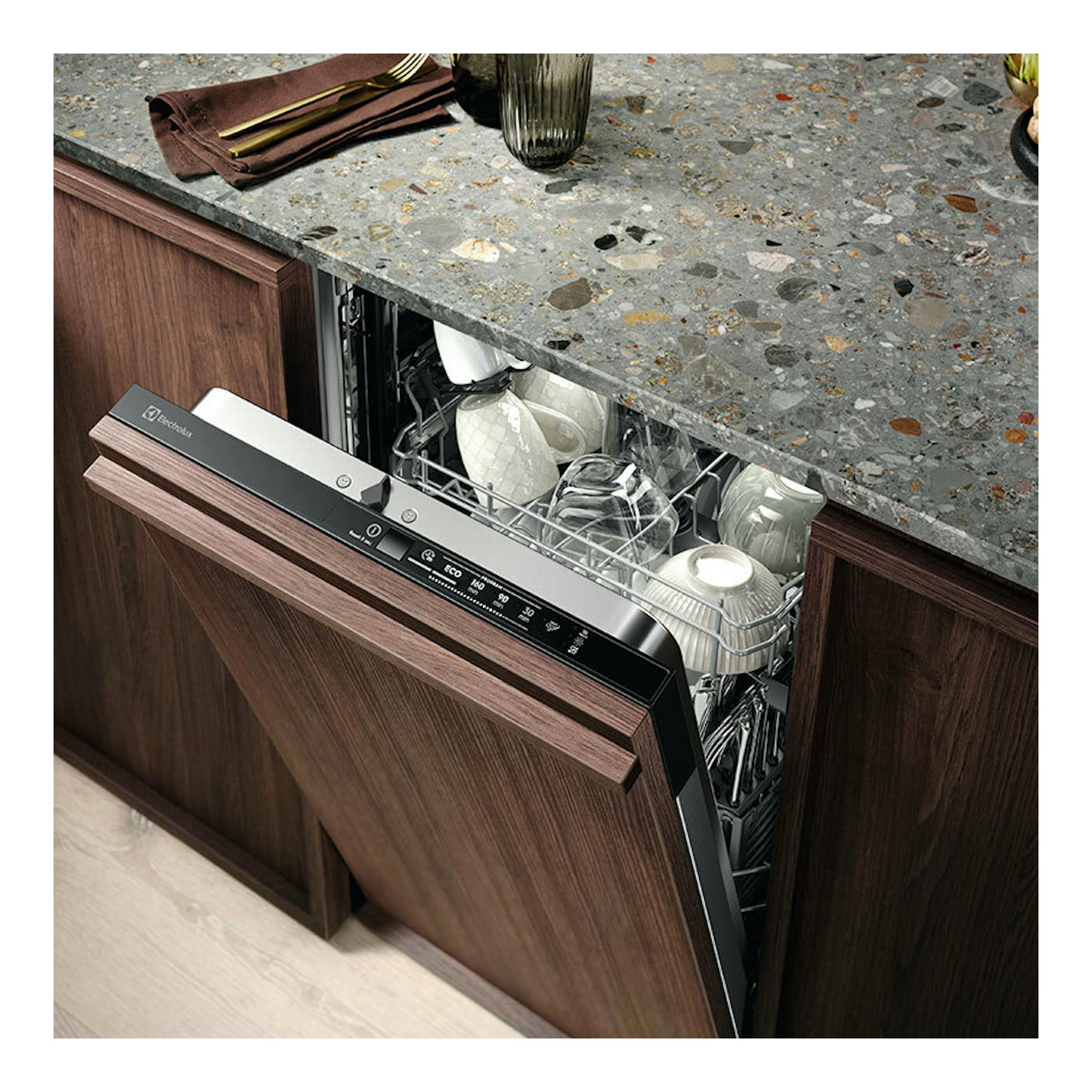 Lavavajillas integrable Electrolux EEA71210L, vista frontal con puerta abierta y cesta con vasos.
