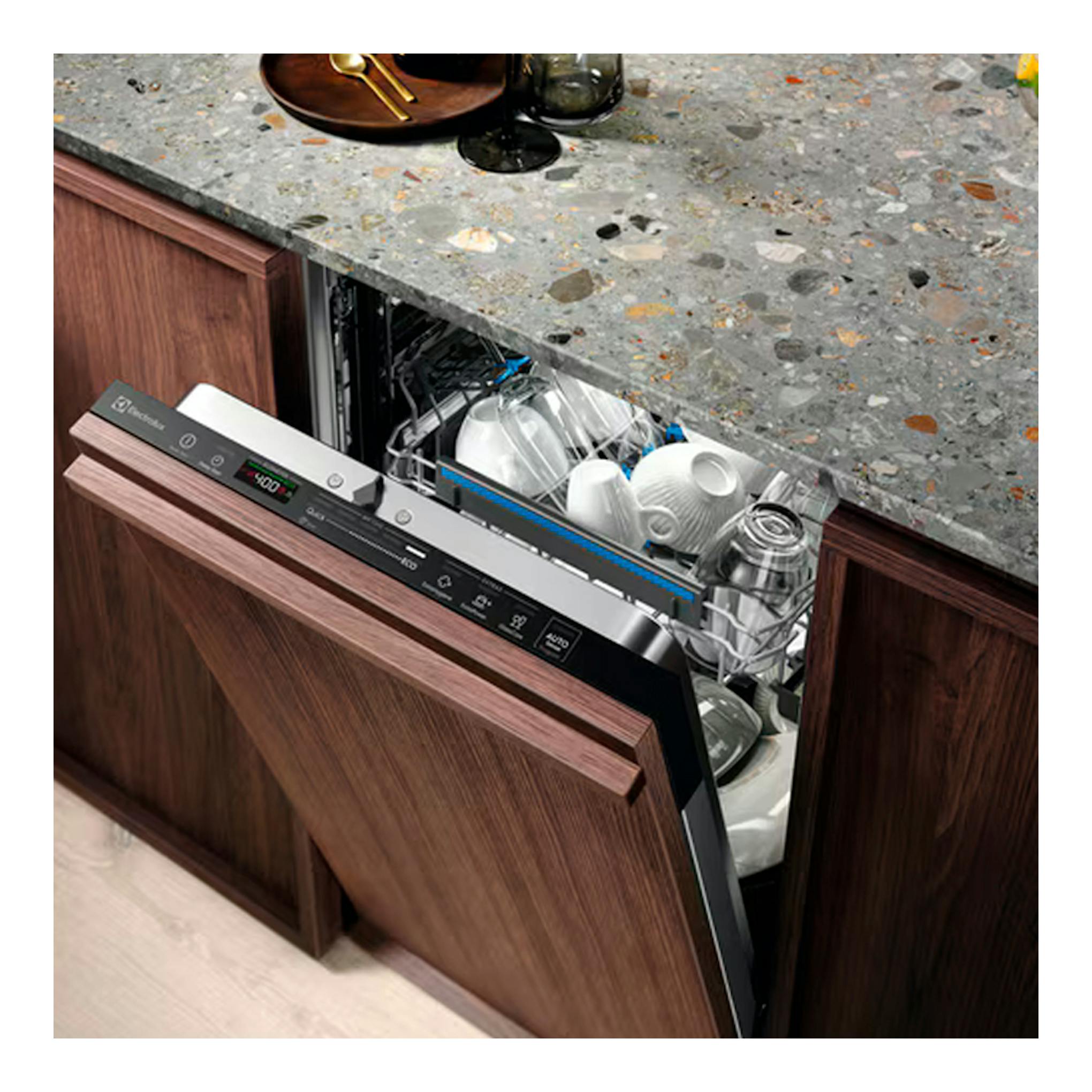 Lavavajillas integrable Electrolux EEG62310L, vista frontal parcial, puerta de madera abierta bajo encimera gris.