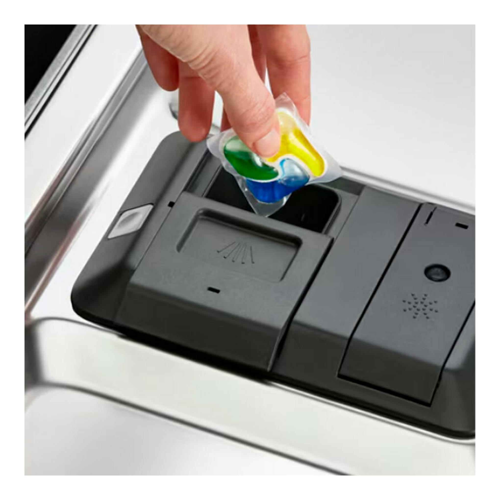 Lavavajillas integrable Electrolux EEG68500L, primer plano del dispensador negro con una cápsula.