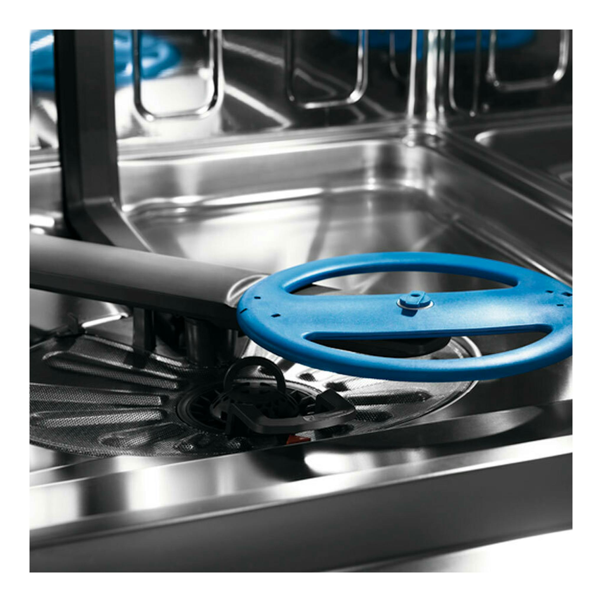 Interior de lavavajillas integrable Electrolux LSV48400L, con brazo rociador azul y cubeta de acero inoxidable.