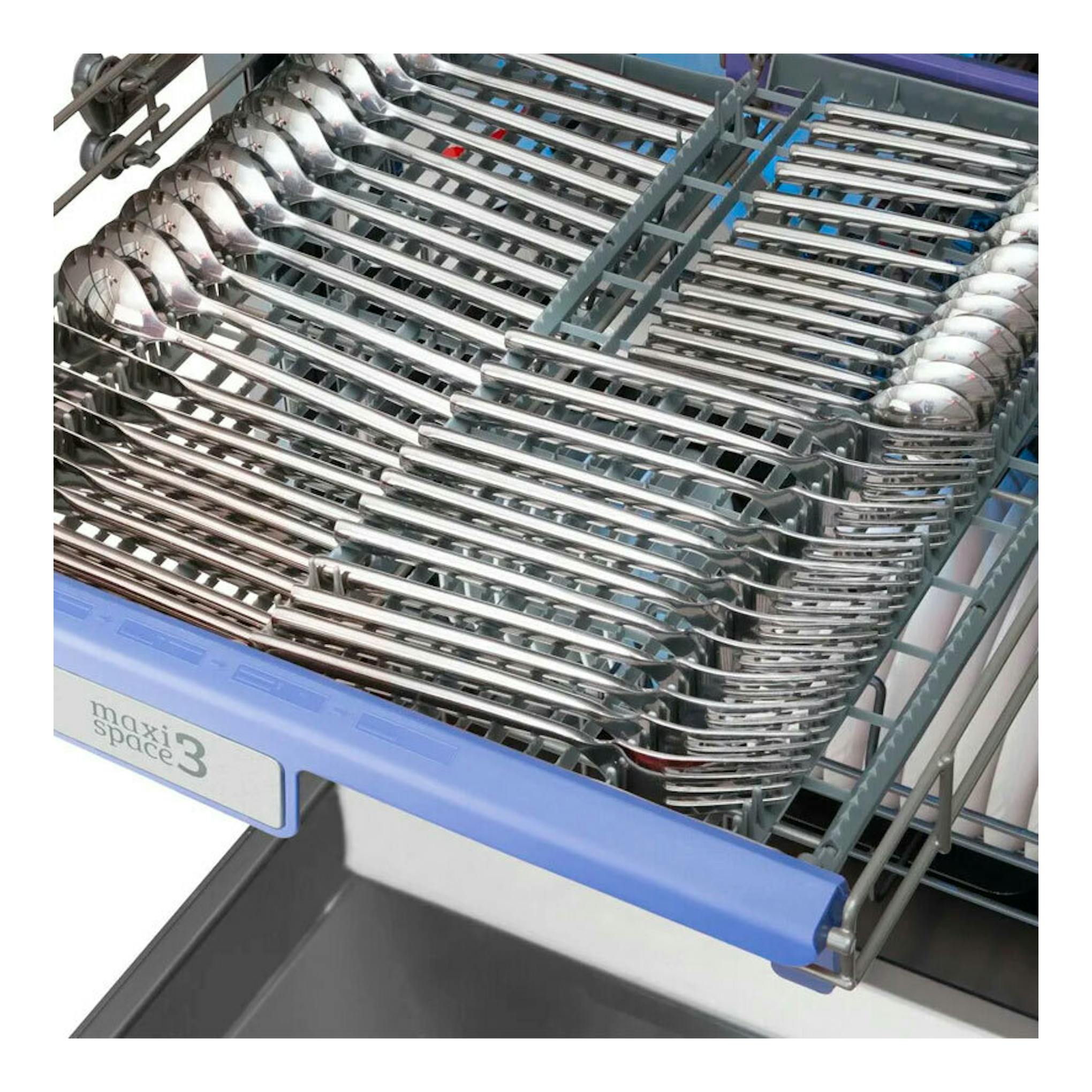 Lavavajillas integrable Fagor 4LVF635ADIT abierto, con cesta superior llena de cubiertos y pieza azul.
