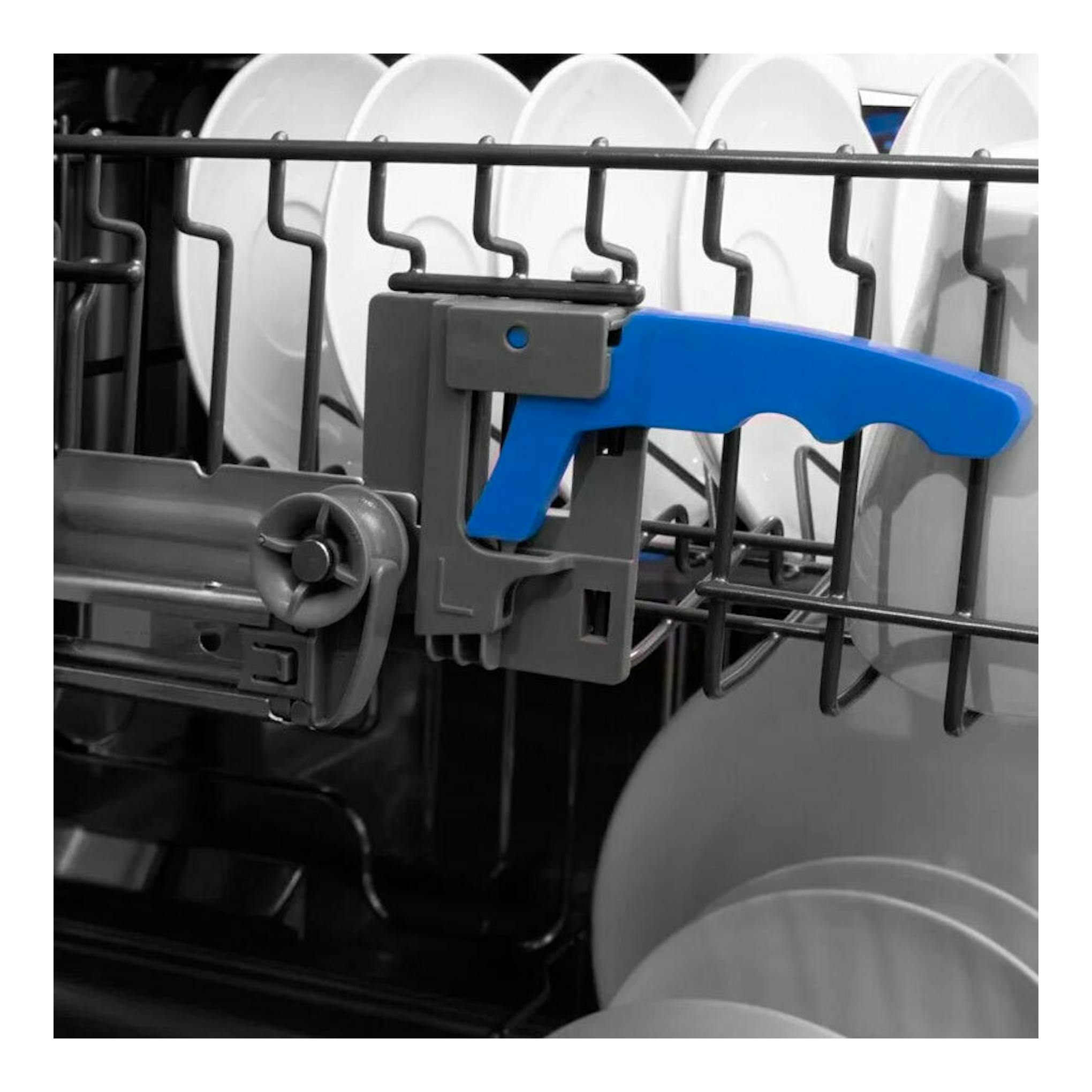 Interior de lavavajillas integrable Fagor 4LVF635ADIT, con cesta y soportes azules, platos blancos en primer plano.