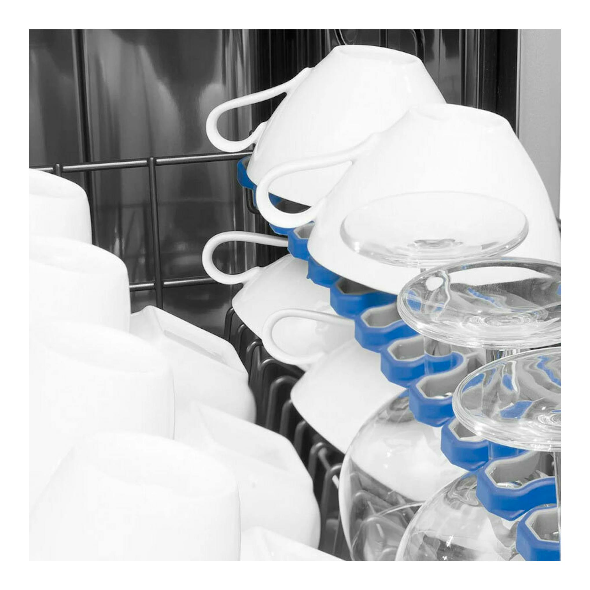 Lavavajillas integrable Fagor 4LVF637ADIT, vista interior con tazas blancas y copas sobre cestas azules.