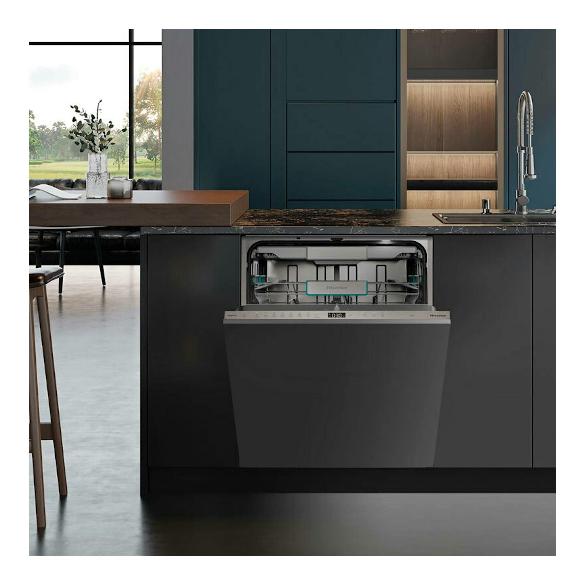 Lavavajillas integrable Hisense HV673A65 de 60 cm, vista frontal, empotrado en cocina moderna con la puerta abierta.