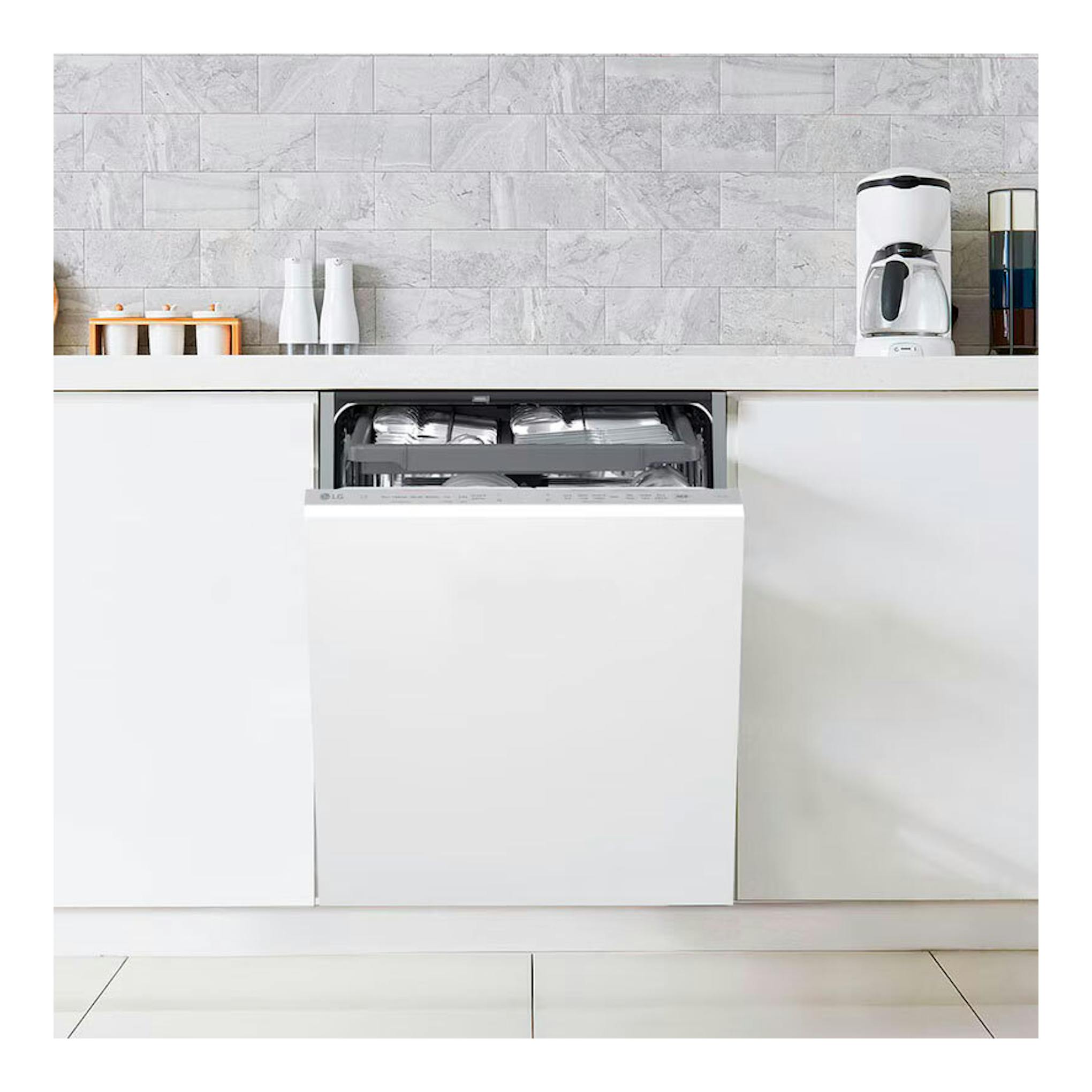 Lavavajillas integrable LG DB375TXS blanco, visto de frente con la puerta abierta en una cocina.