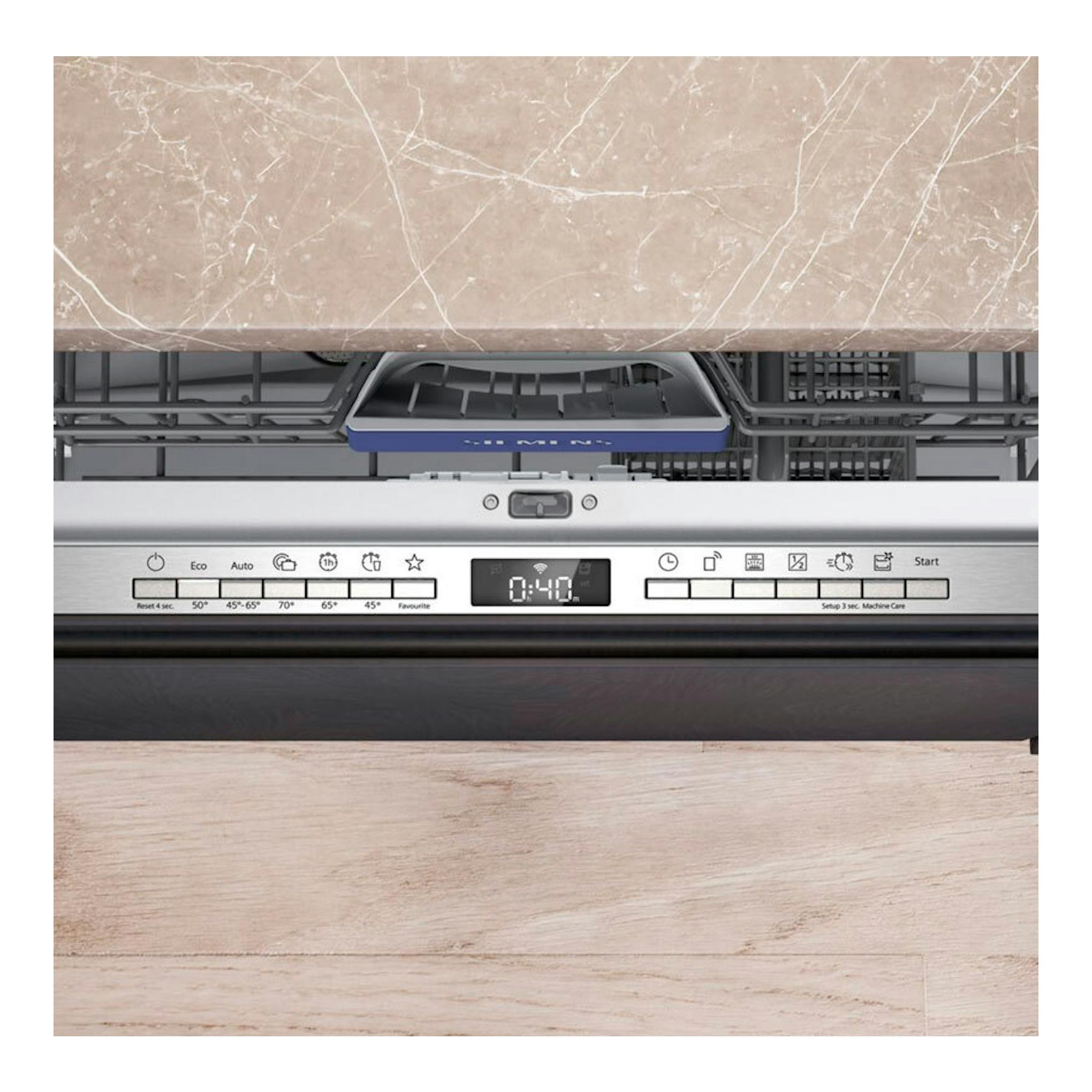 Lavavajillas integrable Siemens SN63HX03TE, frontal abierto con panel digital y cesta superior visible.