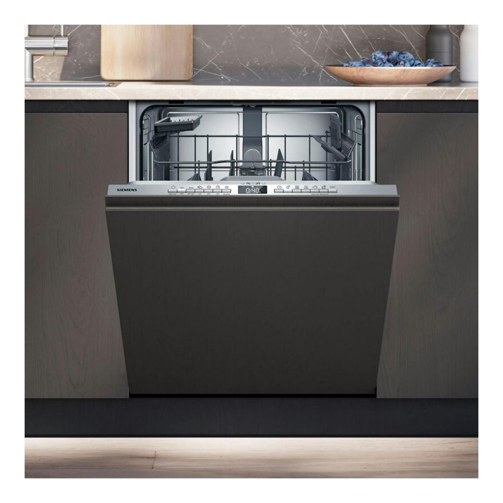 Lavavajillas integrable Siemens SN63HX03TE en cocina, vista frontal, puerta abatida y cesta superior visible.