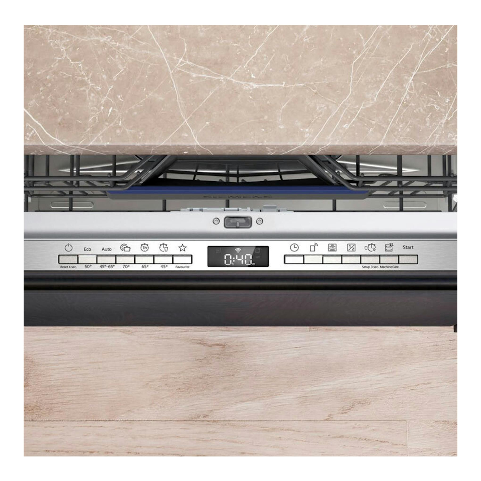 Lavavajillas integrable Siemens SN63HX16CE, vista frontal con puerta abierta, panel inox y display digital.