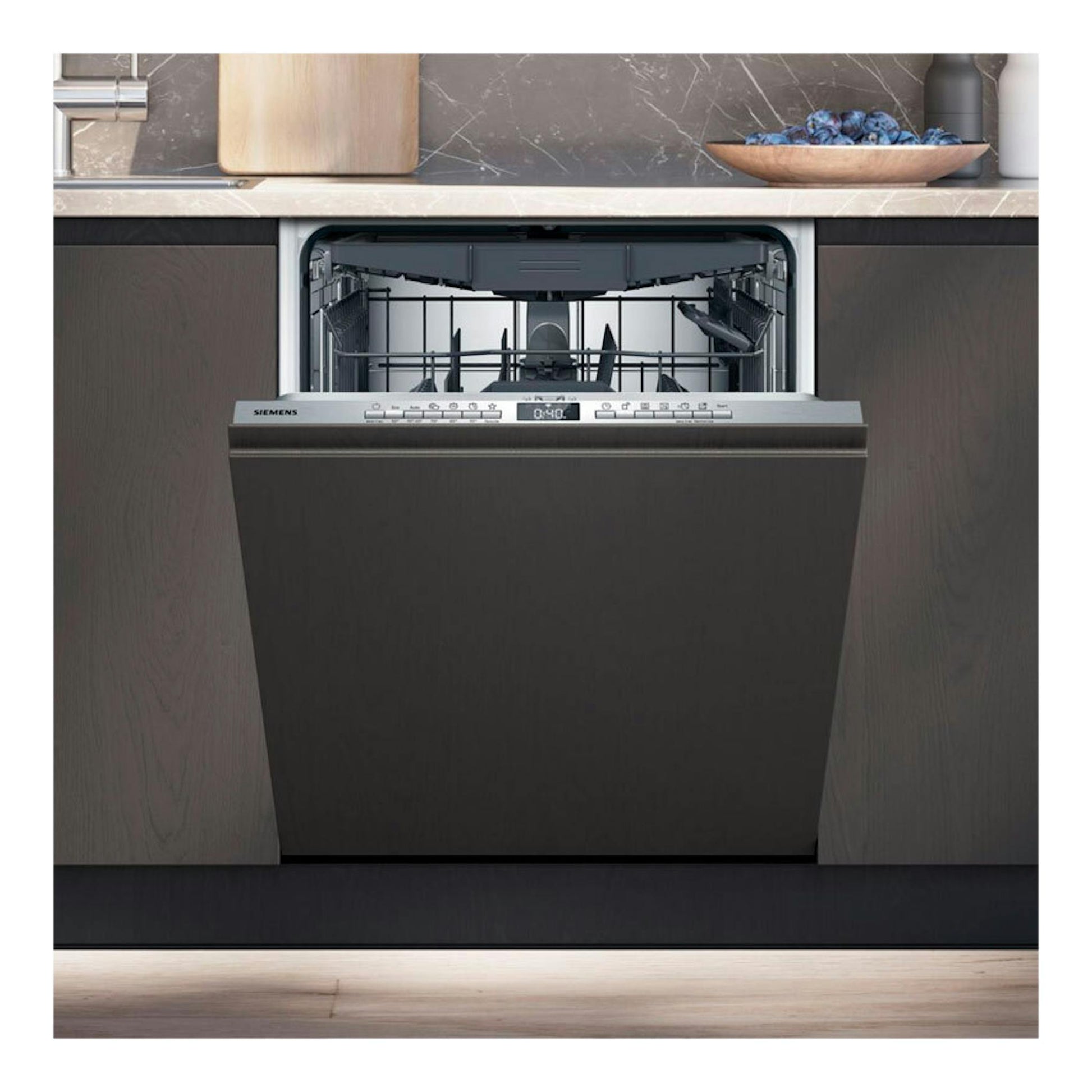 Lavavajillas integrable Siemens SN63HX16CE, vista frontal, puerta abatida, panel negro en cocina.