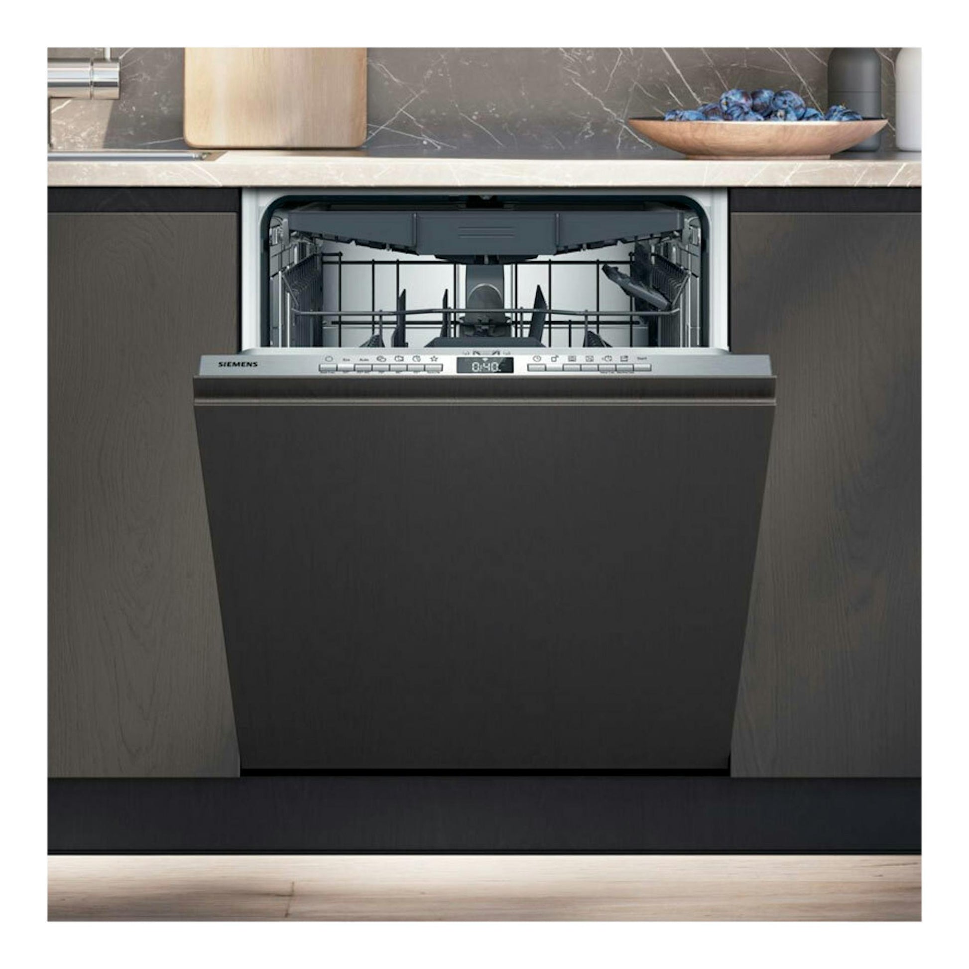 Lavavajillas integrable Siemens SN73EX22CE, puerta abierta, vista frontal, panel negro en cocina.