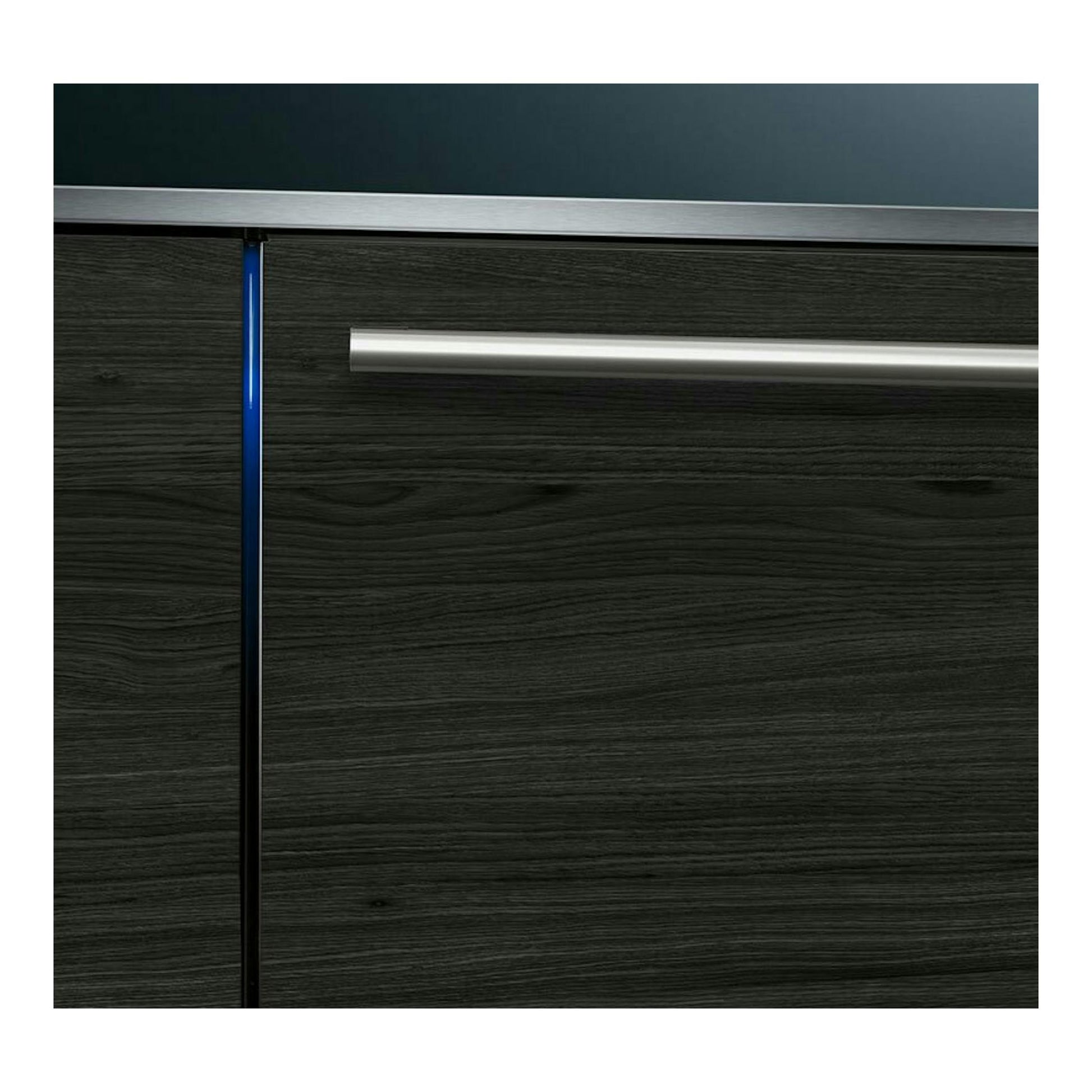 Vista frontal de lavavajillas integrable Siemens SN75ZX07CE, acabado madera oscura y tirador plateado.