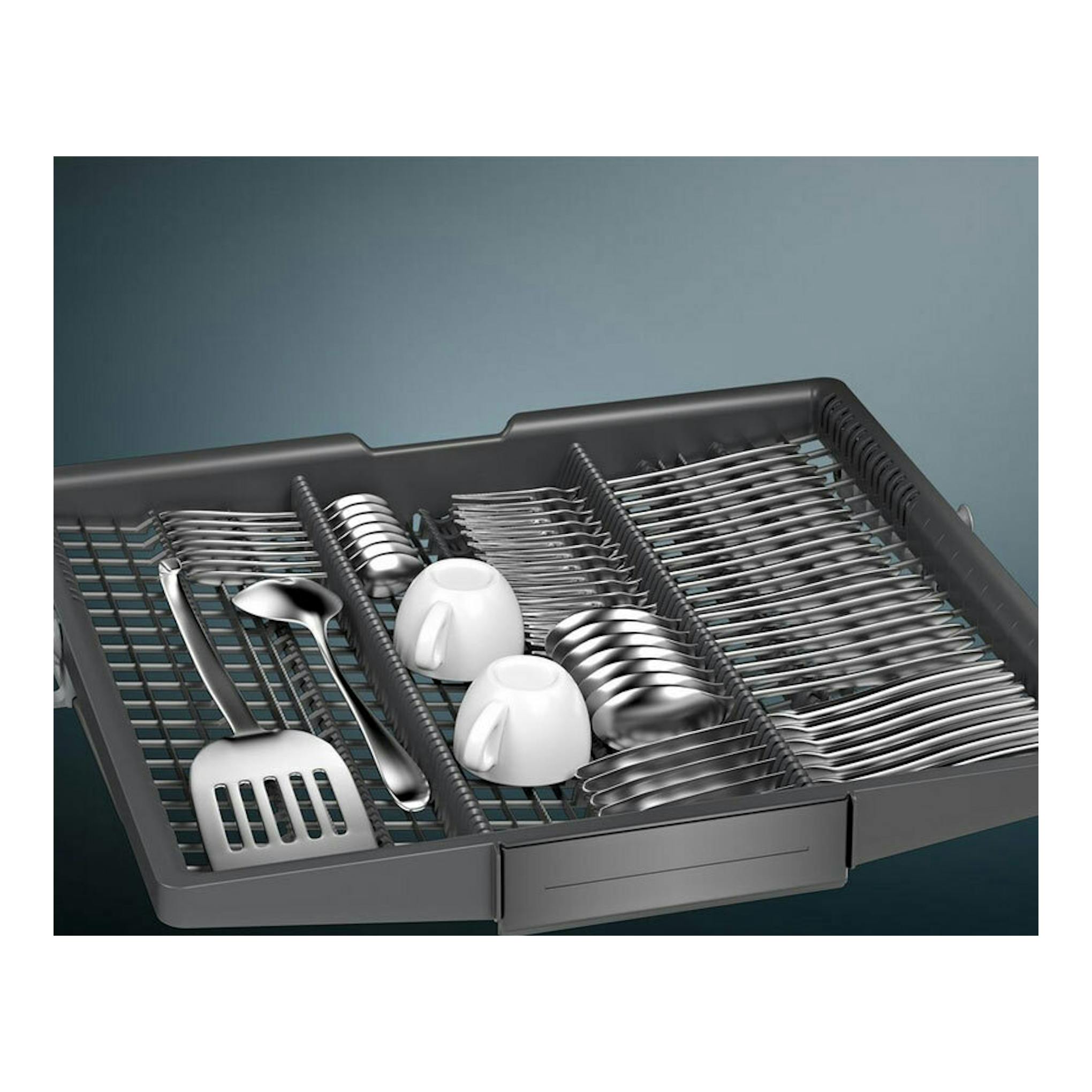 Bandeja portacubiertos gris de lavavajillas Siemens SN75ZX07CE, vista frontal con cubiertos y tazas.