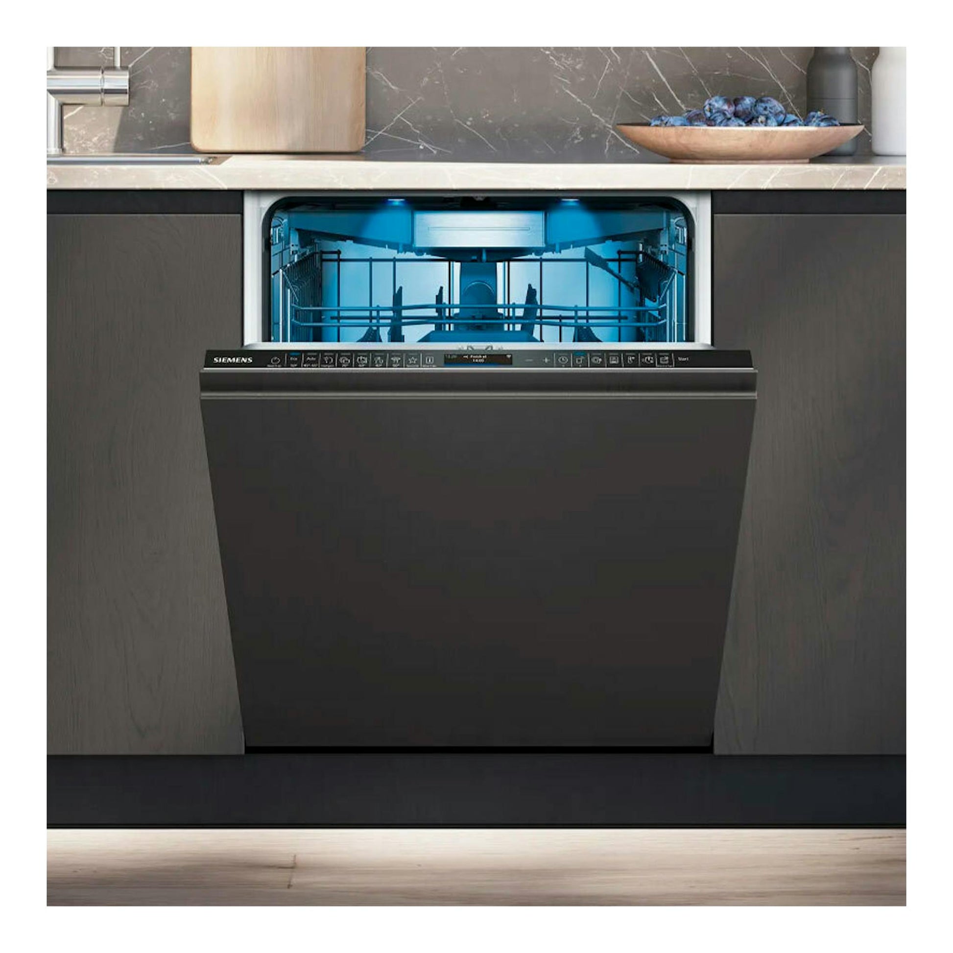 Lavavajillas integrable Siemens SN87TX02CE, frontal, puerta abierta, interior azul y panel negro.