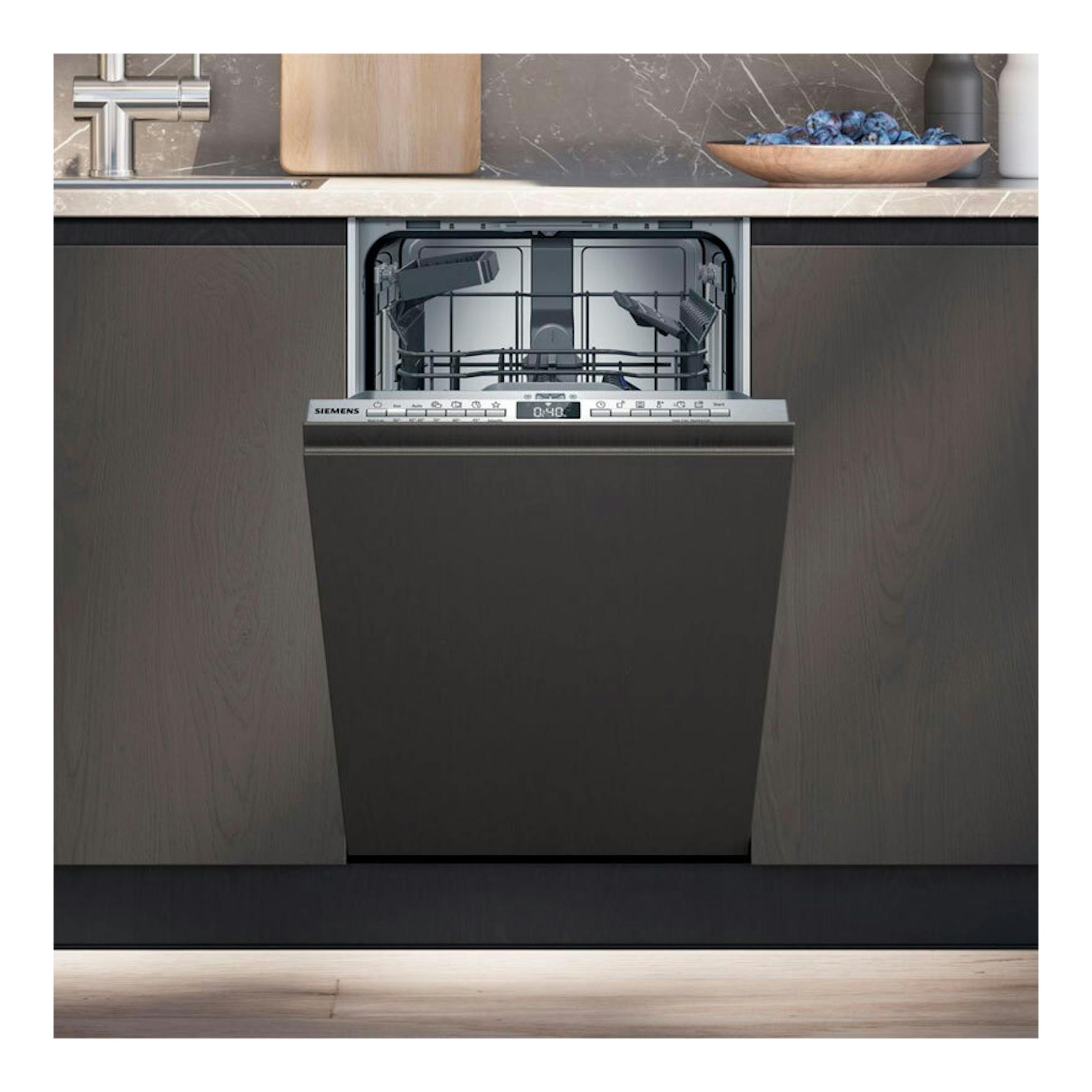 Lavavajillas integrable Siemens SR93EX25LE, vista frontal con la puerta abierta en cocina moderna.