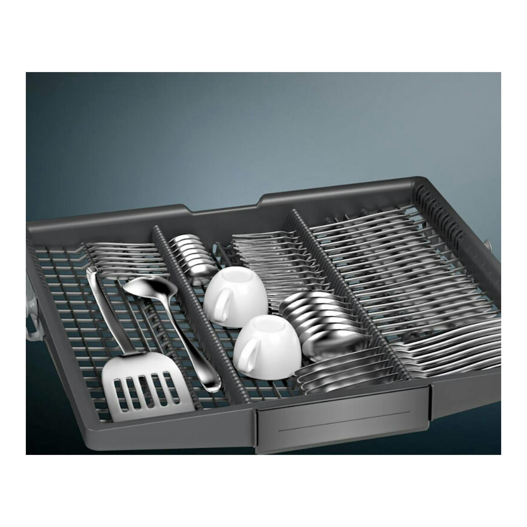 Bandeja superior gris de lavavajillas Siemens SX65ZX07CE, vista en ángulo con cubiertos y tazas.