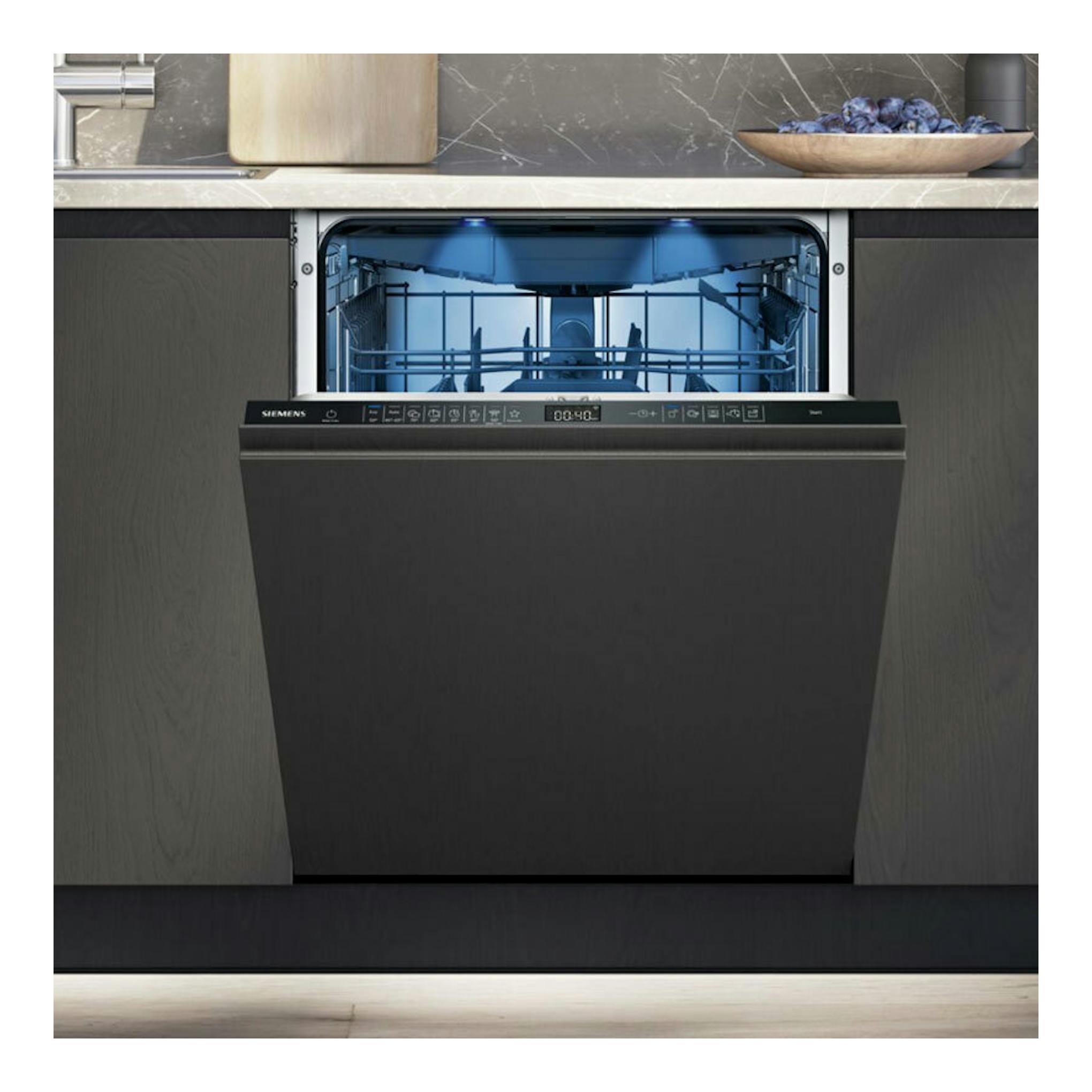 Lavavajillas integrable Siemens SX65ZX07CE negro, vista frontal con puerta abierta e interior azul iluminado.