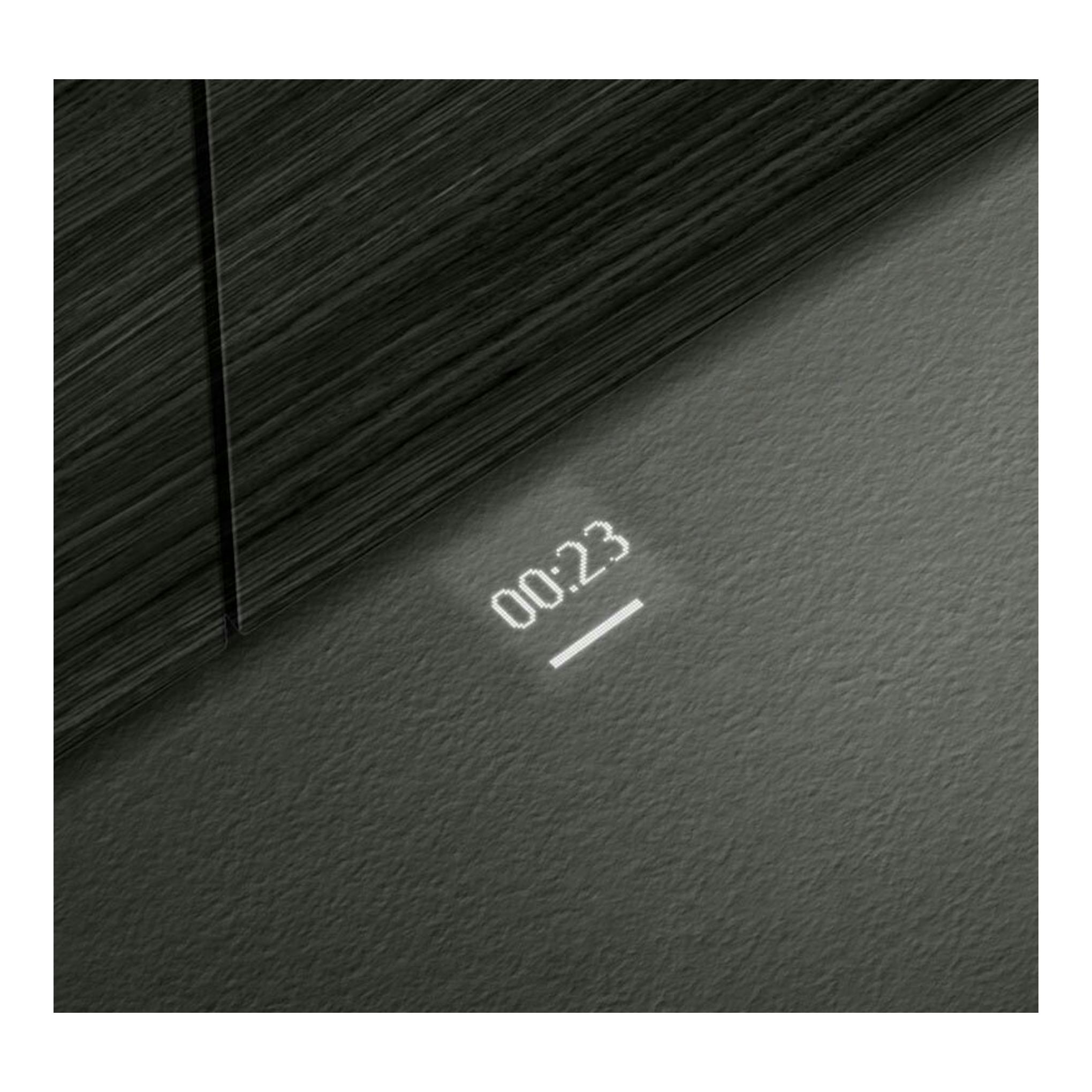 Lavavajillas integrable Siemens SX65ZX07CE en negro, vista frontal parcial con display iluminado 00:23