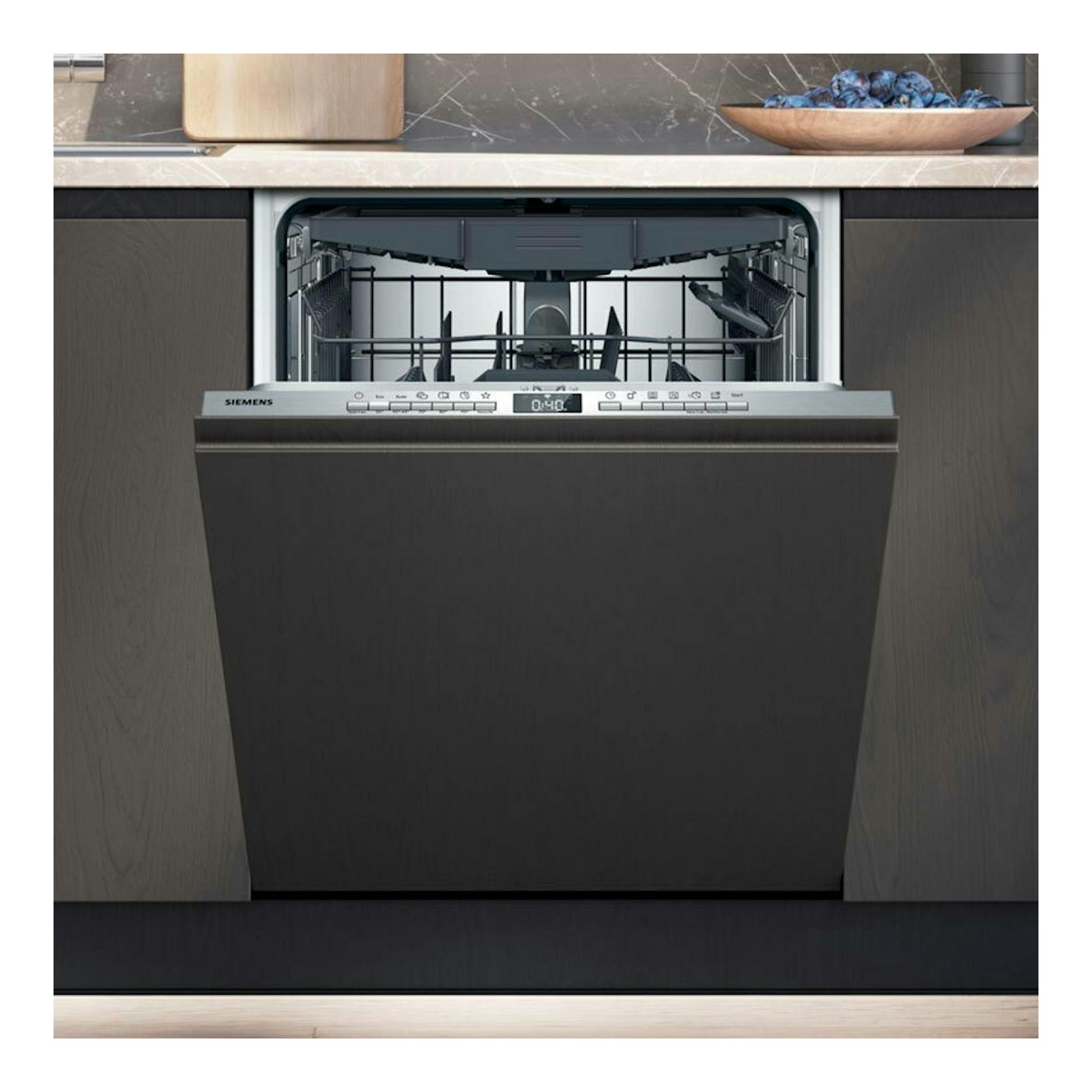 Lavavajillas integrable Siemens SX73EX22CE, vista frontal, puerta gris oscura abierta y panel inox.