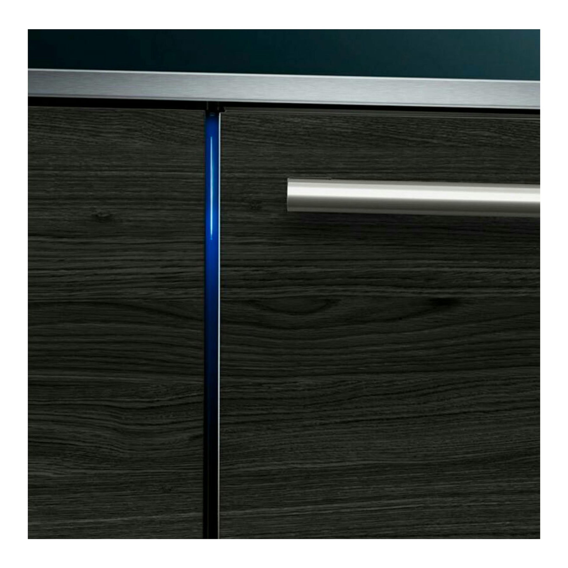 Lavavajillas integrable Siemens SX73EX22CE de 60 cm, vista frontal, frontal negro imitación madera con tirador plateado.