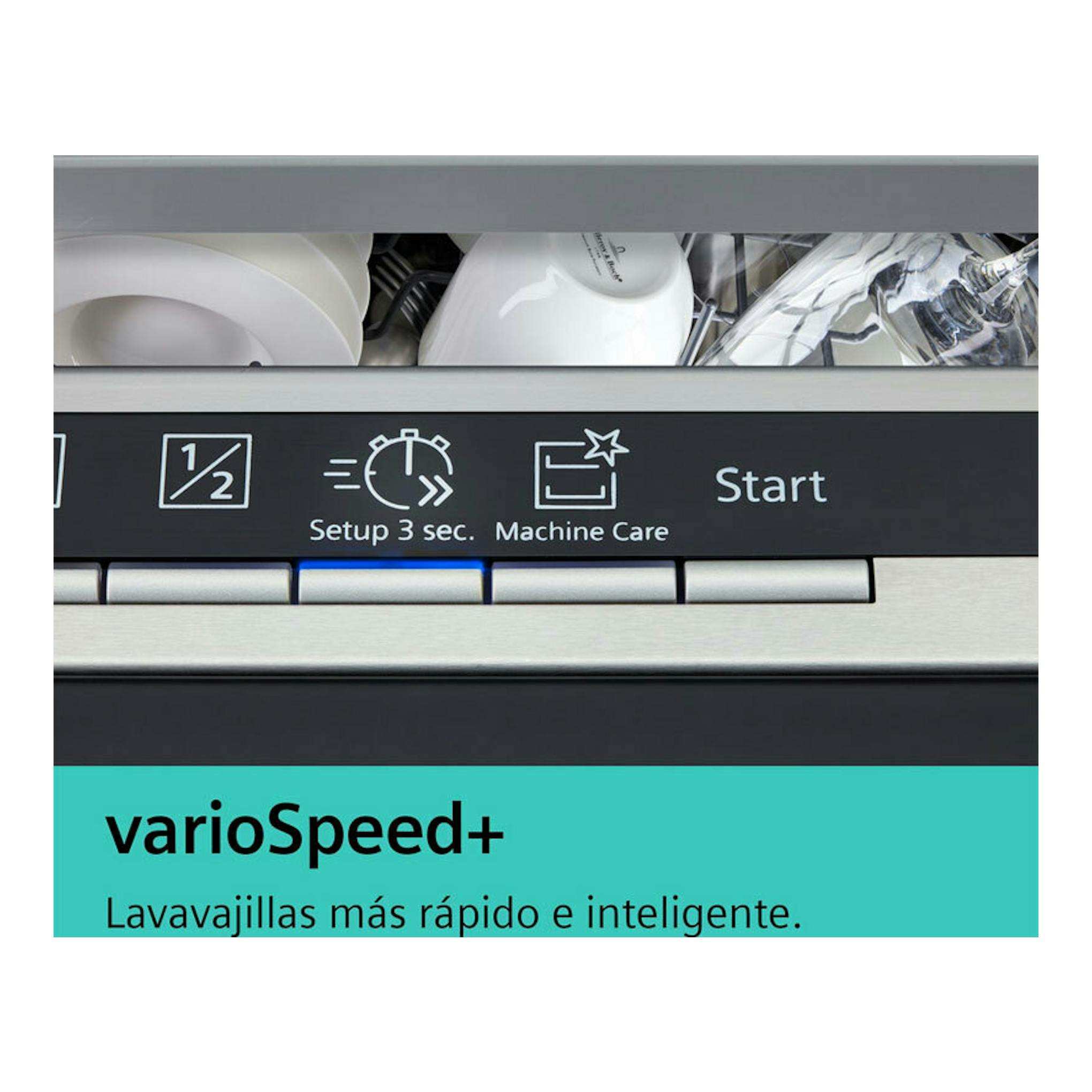 Primer plano del panel de un lavavajillas integrable Siemens SX75ZX07CE, con botones y vajilla visible.