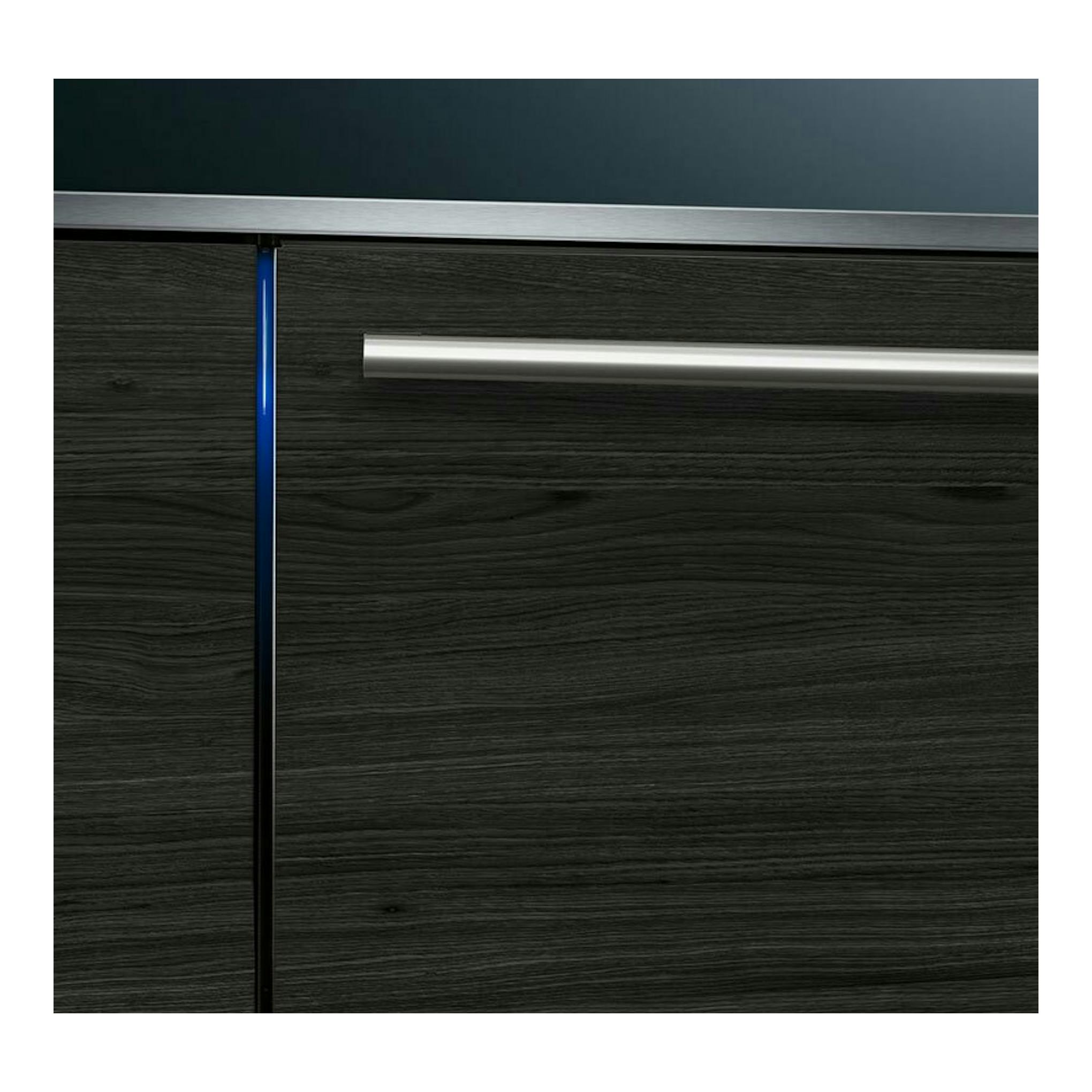 Lavavajillas integrable Siemens SX75ZX07CE, frontal negro efecto madera con tirador horizontal plateado.