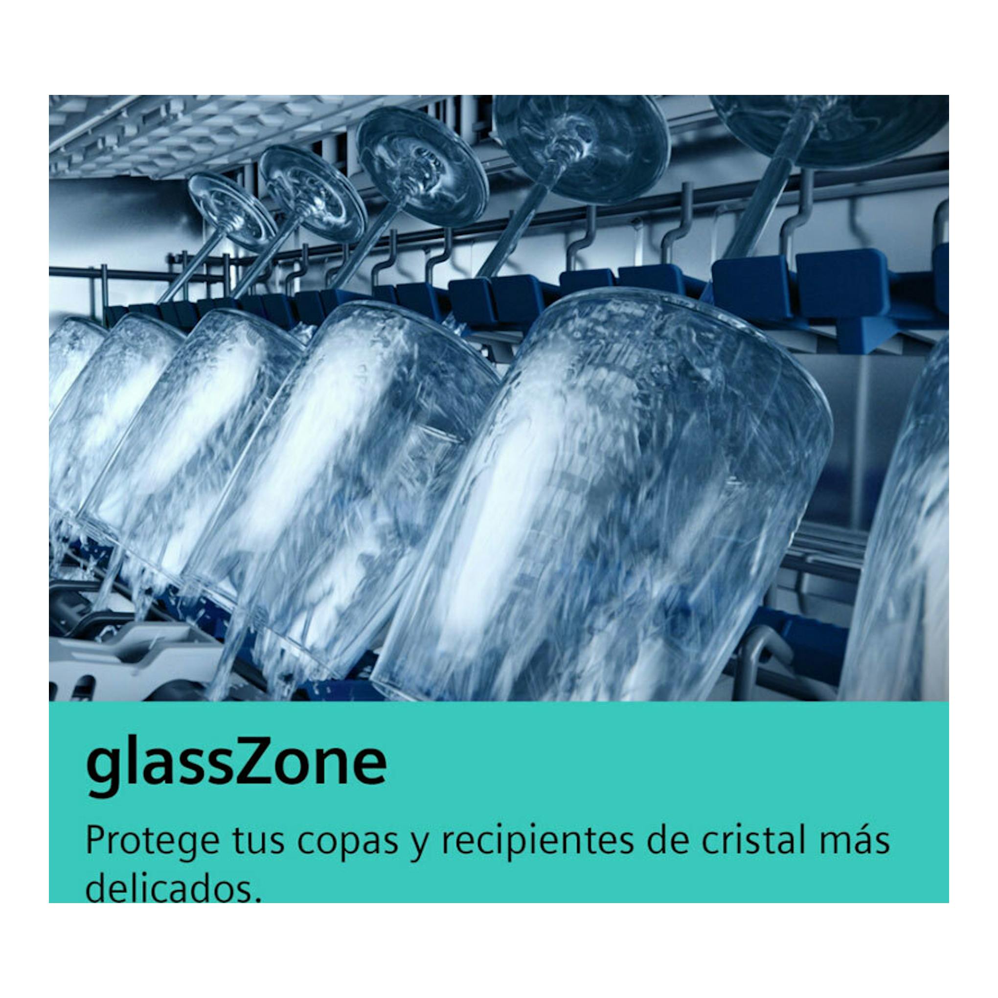 Interior de lavavajillas integrable Siemens SX75ZX07CE con copas y vasos bajo agua, vista frontal.