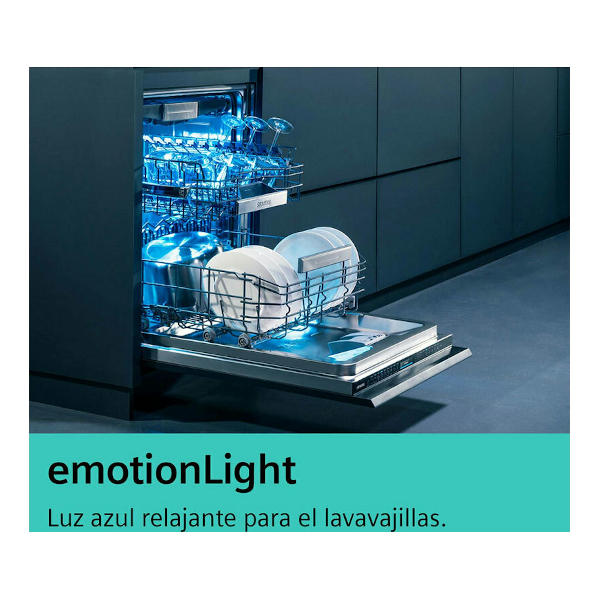 Lavavajillas integrable Siemens SX75ZX07CE abierto, con cestas extraíbles e iluminación azul interior.