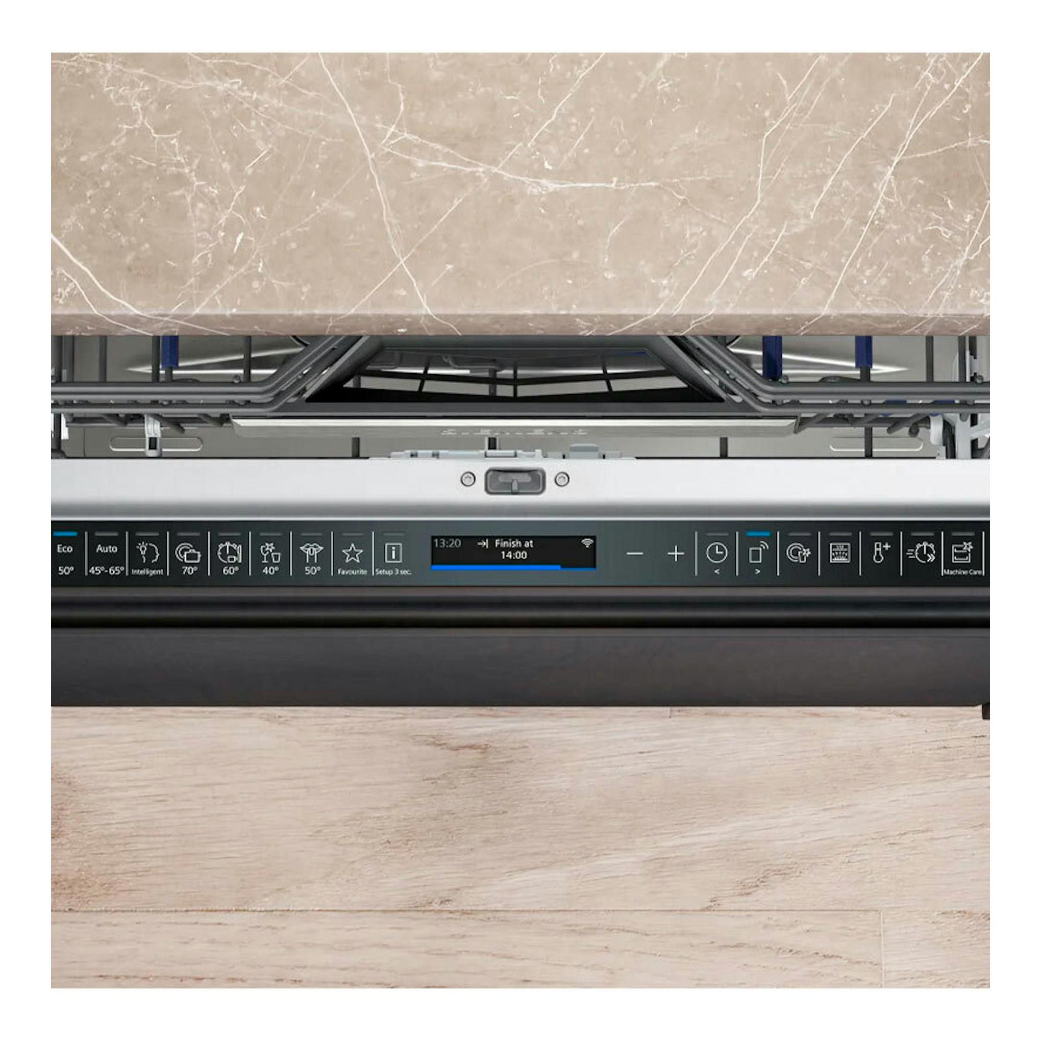 Lavavajillas integrable Siemens SX87TX02CE abierto, con panel táctil negro y cesta superior visible.