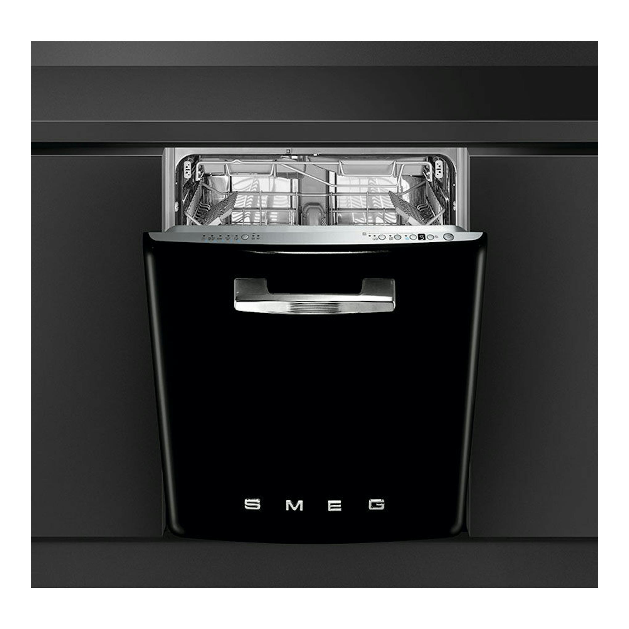 Lavavajillas integrable Smeg STFABBL3 negro, vista frontal con la puerta abierta.
