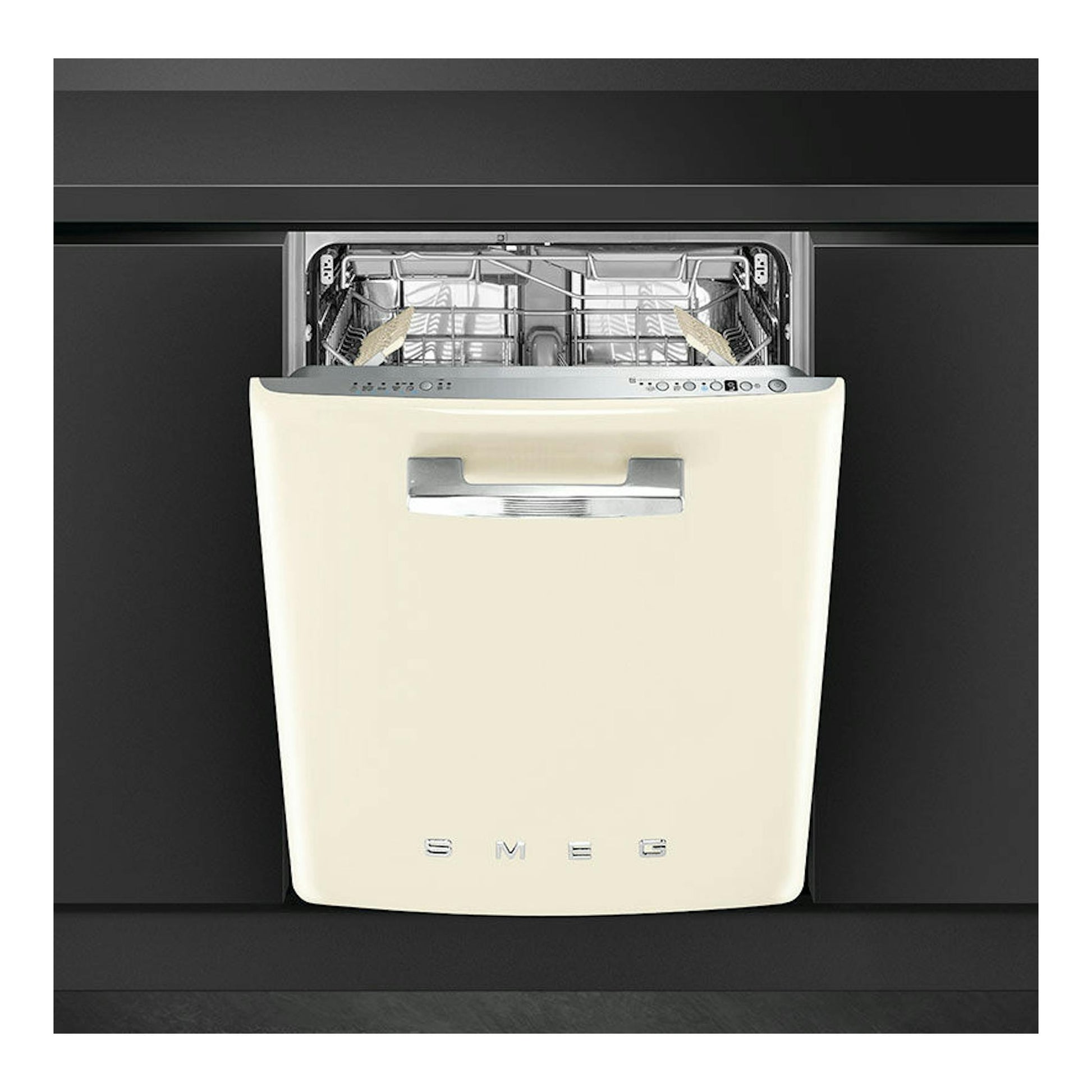Lavavajillas integrable Smeg STFABCR3 crema, vista frontal con la puerta abierta y cestas interiores visibles.
