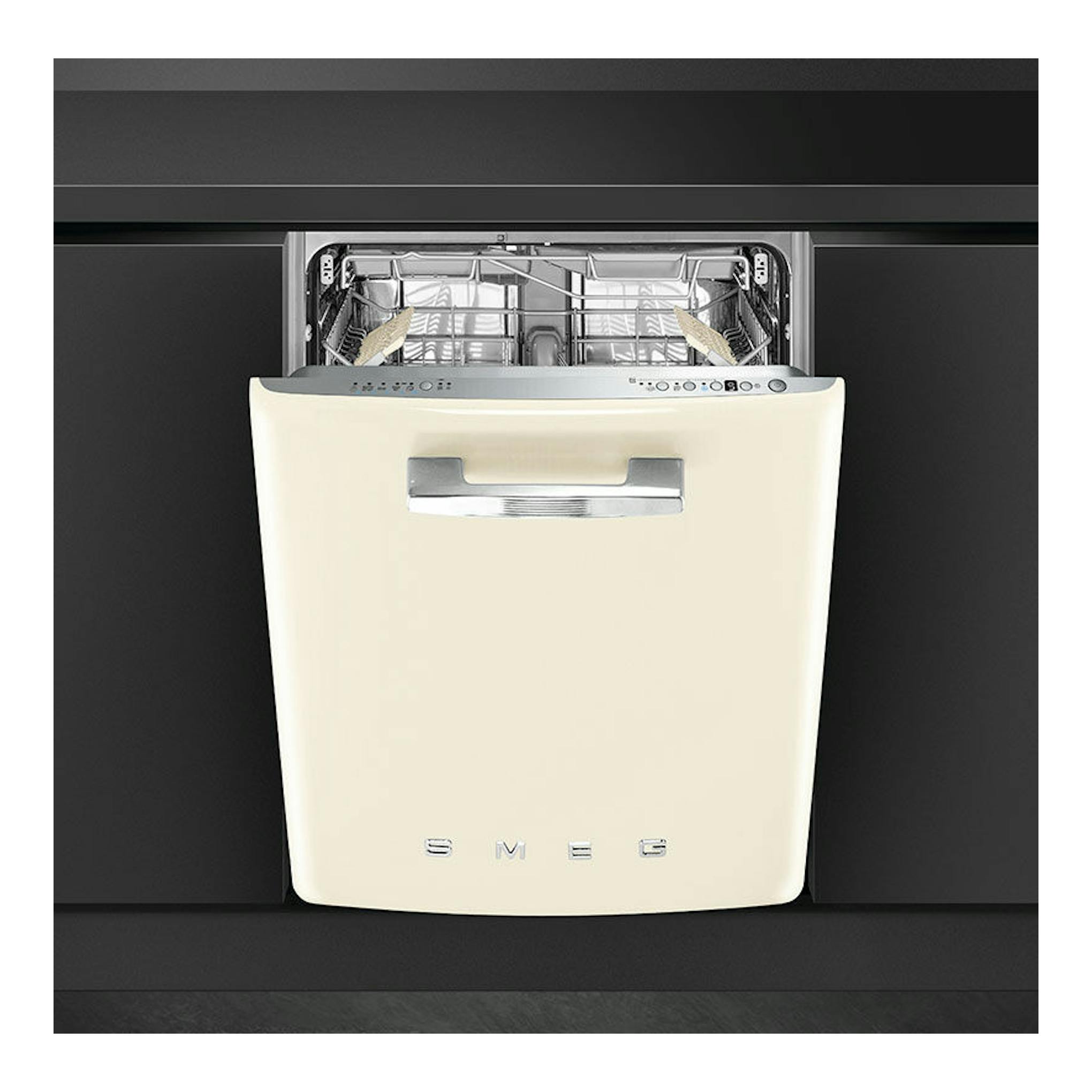 Lavavajillas integrable Smeg STFABCR3 crema, vista frontal con la puerta abierta y cestas interiores visibles.