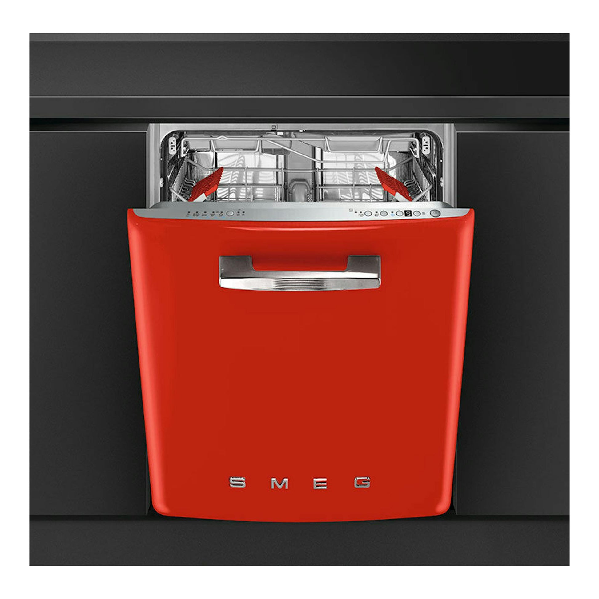 Lavavajillas integrable Smeg STFABRD3 rojo, vista frontal con la puerta abierta y bandejas interiores visibles.