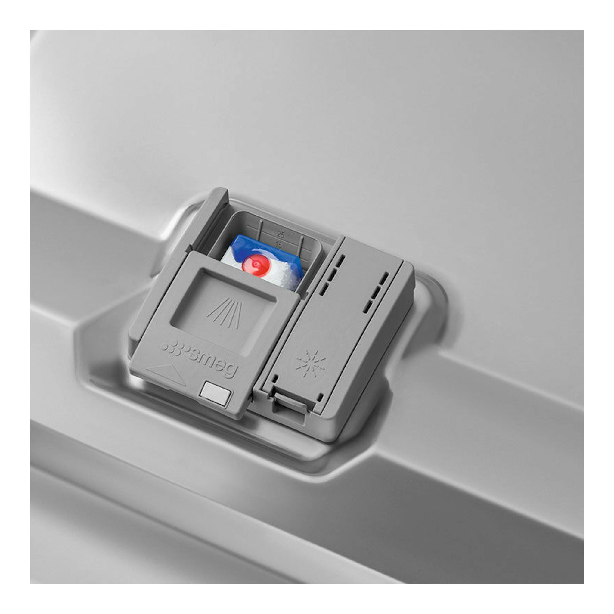 Detalle en primer plano del dispensador de detergente de un lavavajillas Smeg STFABRD3, color gris.