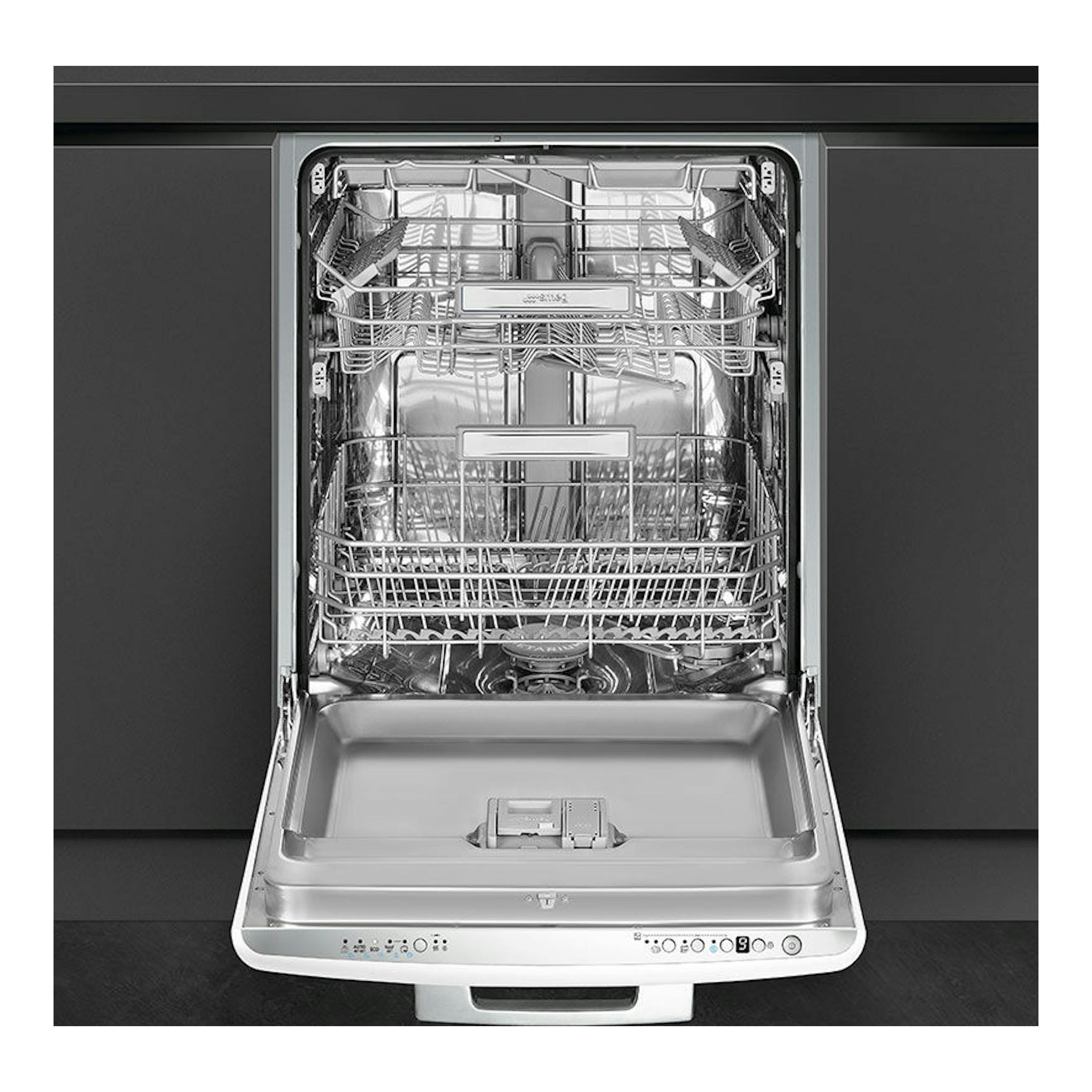 Lavavajillas integrable Smeg blanco de 60 cm, visto de frente y abierto, con cestas y panel visibles.