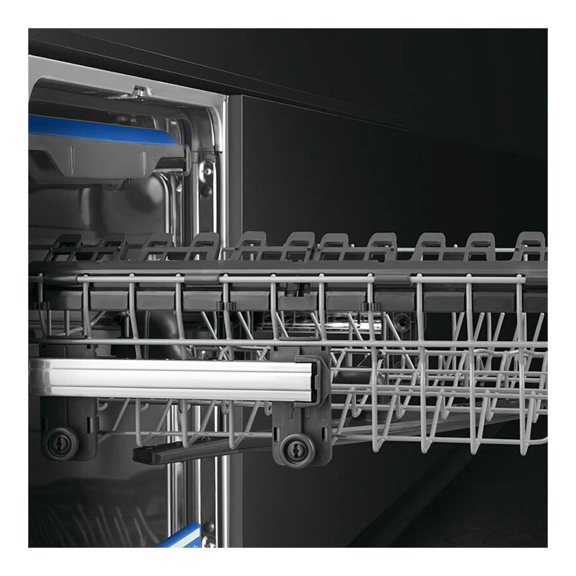 Lavavajillas integrable Smeg STL362DQ, interior en primer plano con cesta y bandeja extraíble grises.
