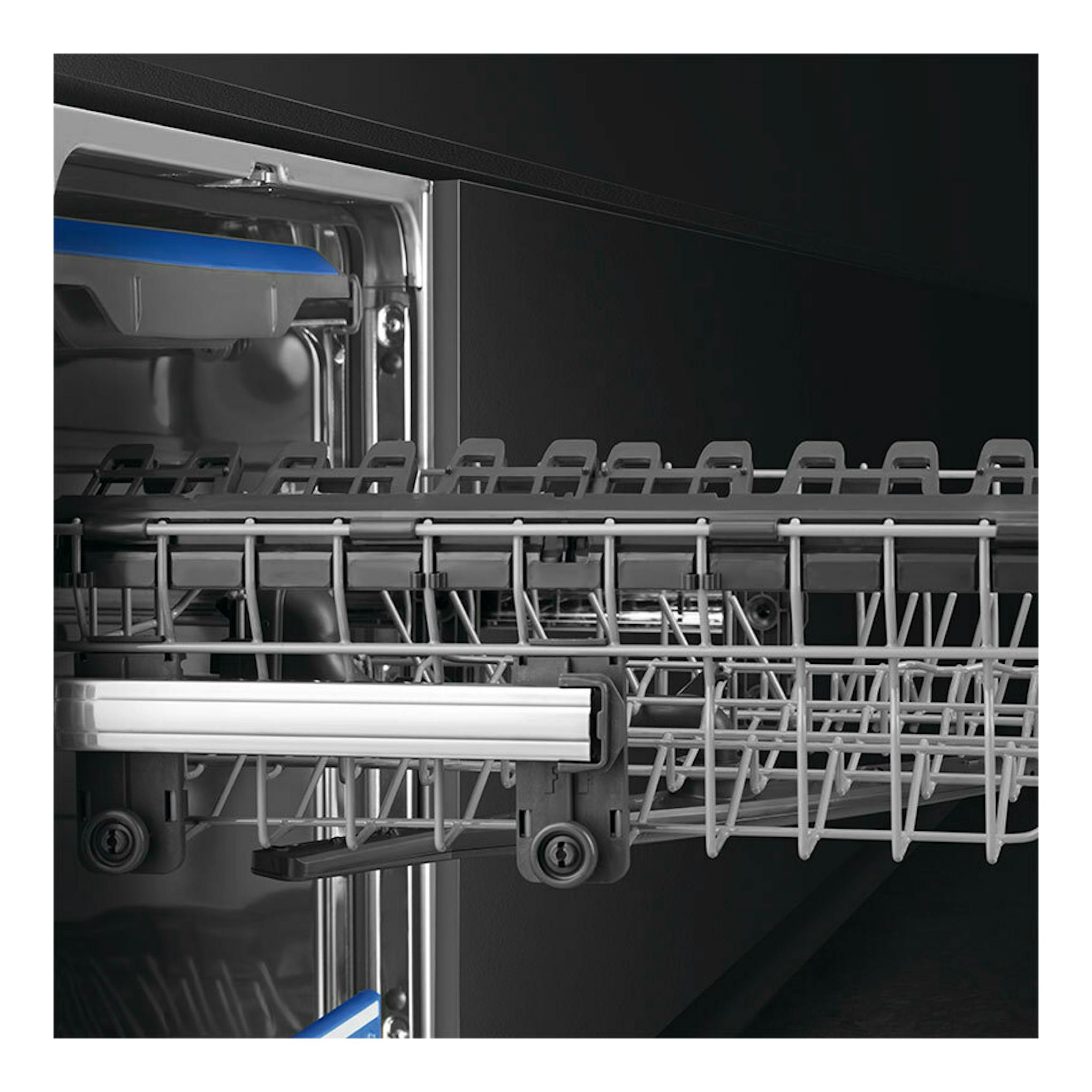 Lavavajillas integrable Smeg STL362DQ, interior en primer plano con cesta y bandeja extraíble grises.