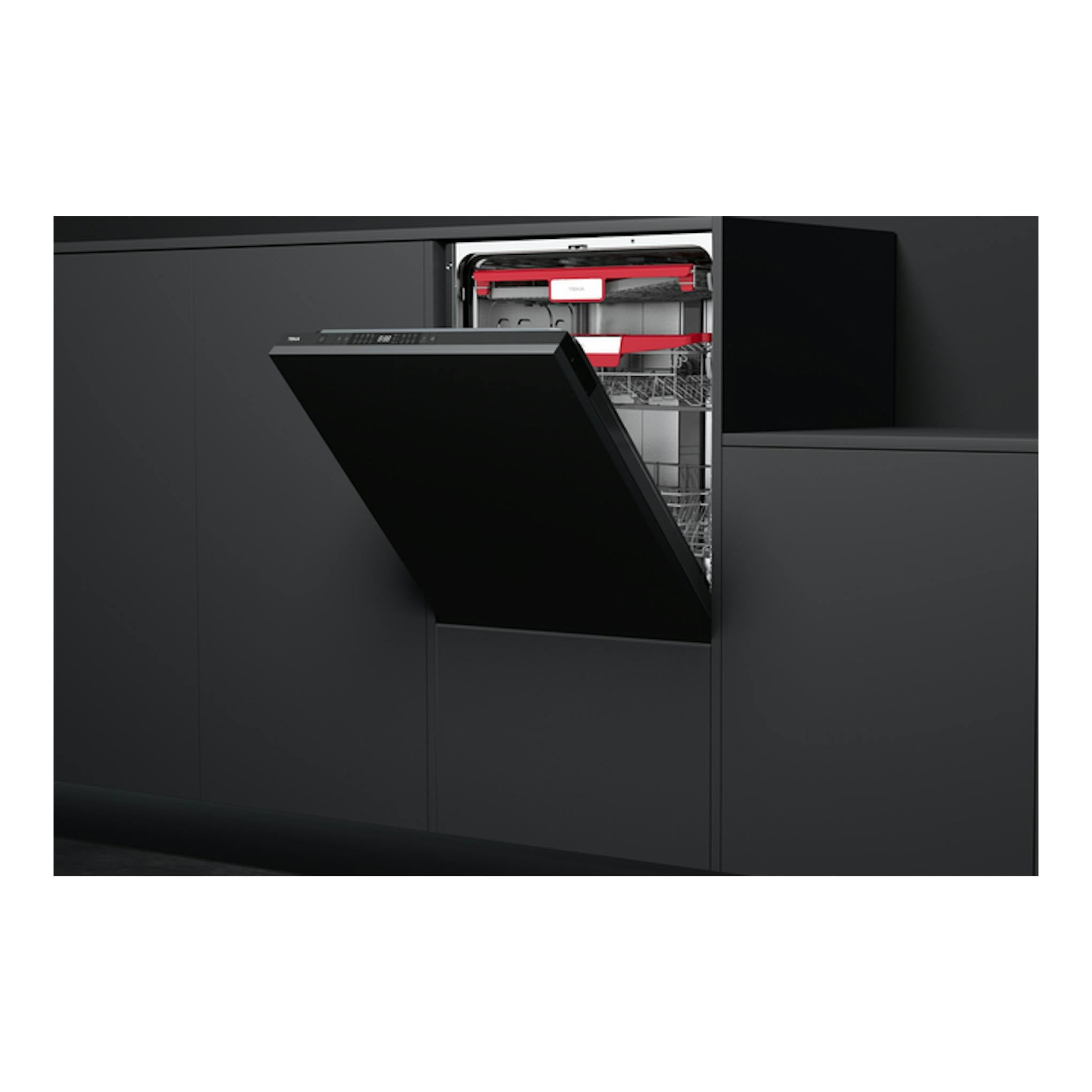 Lavavajillas integrable Teka DFI 86850 XL negro, visto de frente con la puerta abierta y cestas interiores visibles.